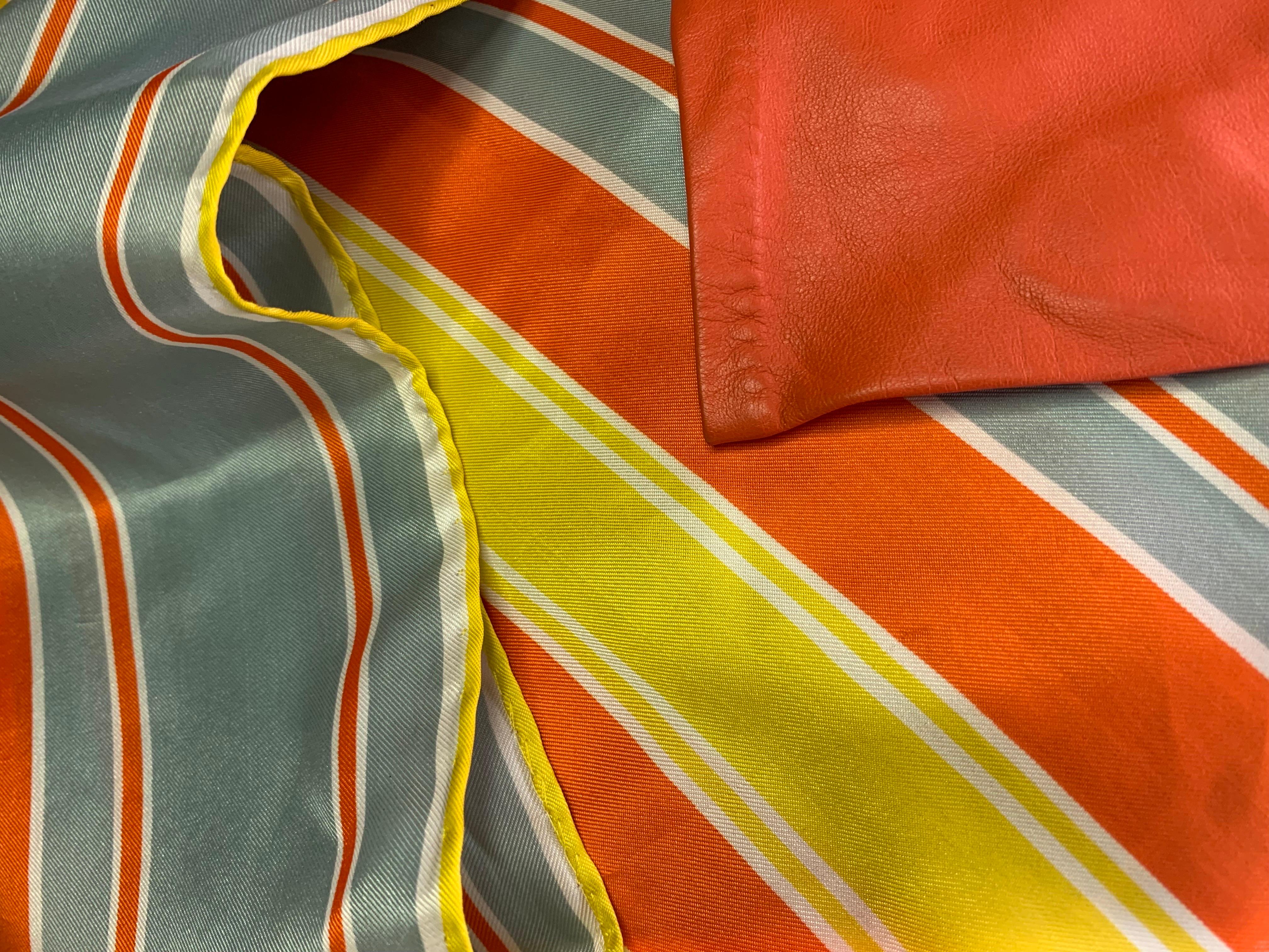 Orangefarbene Vintage-Lederhandschuhe und dazu passender Vera-Seidenschal mit Grafikdruck im Angebot 1