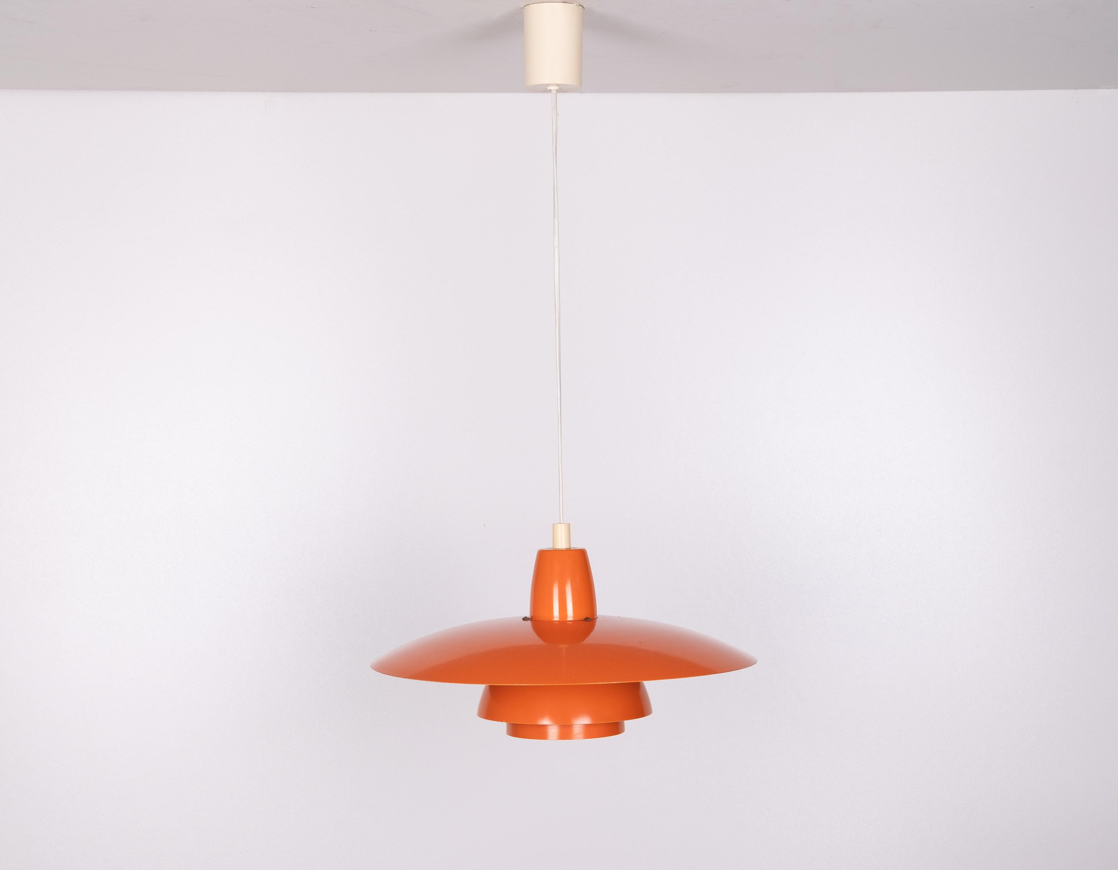 Très beau plafonnier en métal orange. Design/One .1960s 
une grande ampoule E27 nécessaire. Bon état . 