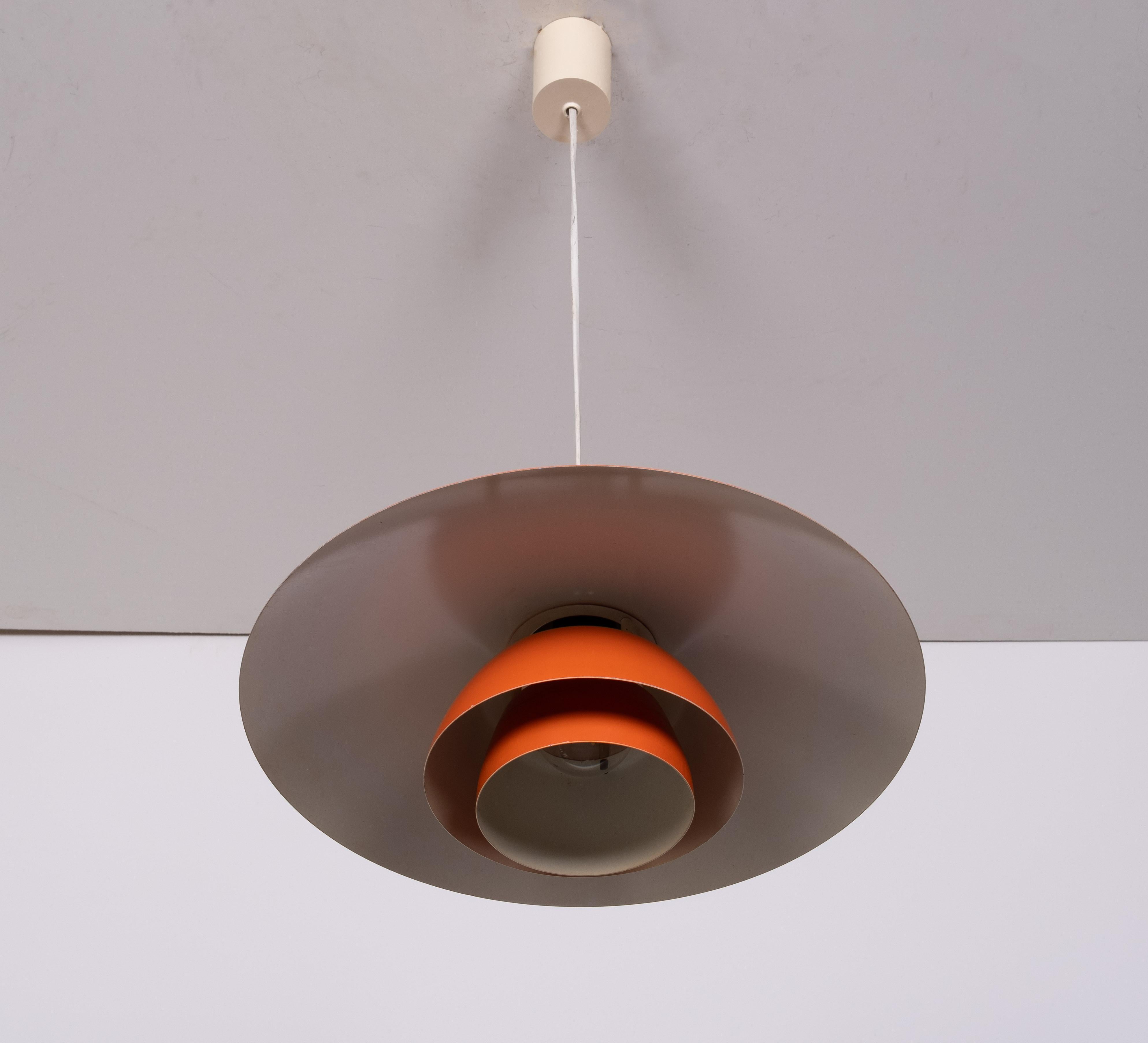 Plafonnier orange Louis Poulsen des années 1960 Bon état à Den Haag, NL