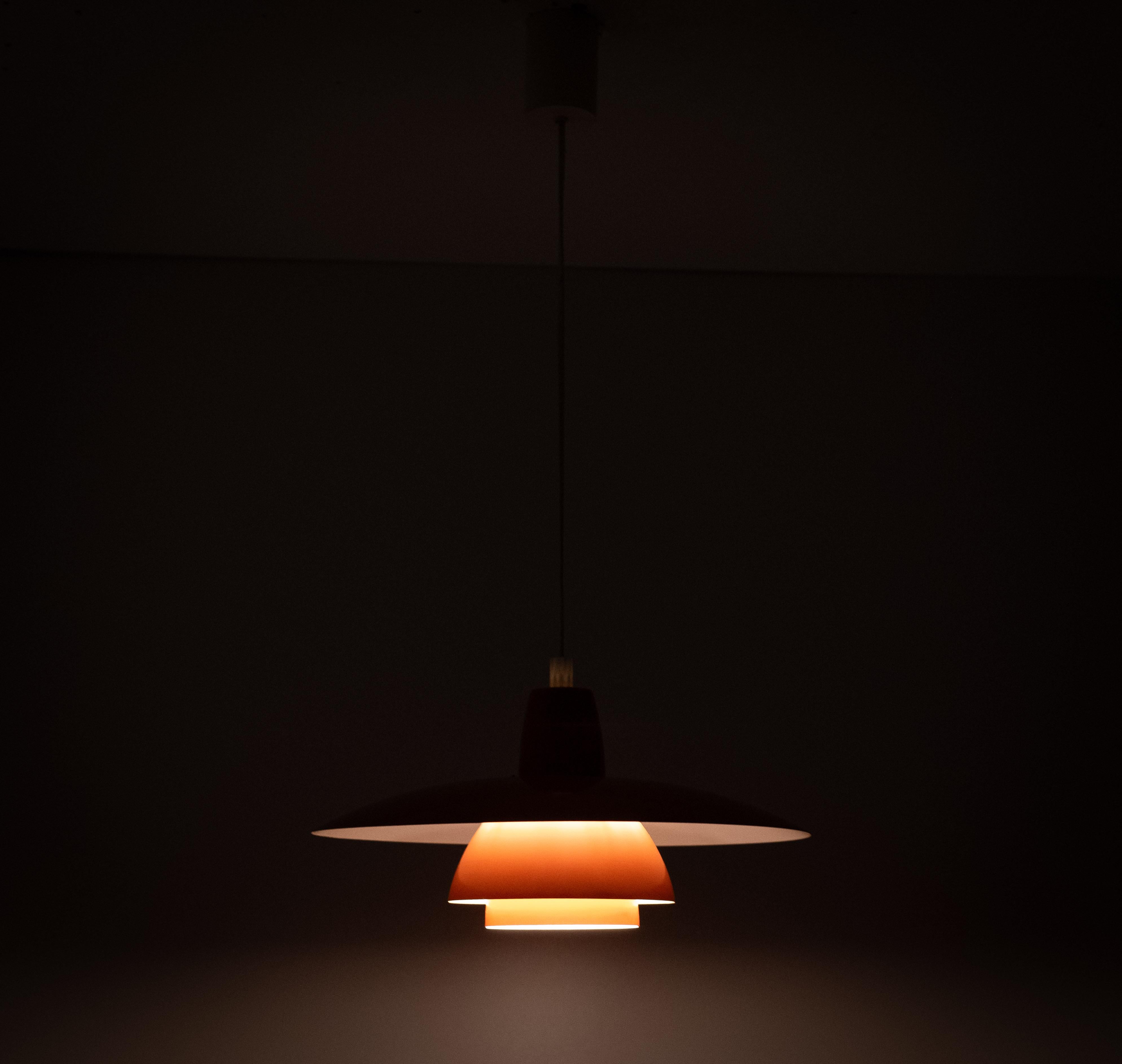 Milieu du XXe siècle Plafonnier orange Louis Poulsen des années 1960