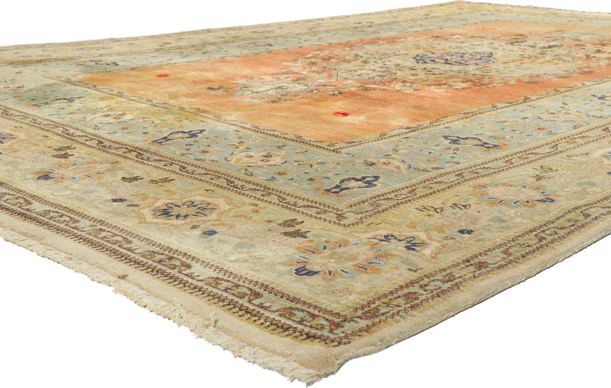 78224 Vintage Persian Tabriz Rug, 09'07 x 14'00. Erleben Sie neoklassische Eleganz und nostalgischen Charme mit diesem handgeknüpften persischen Täbriz-Teppich im Vintage-Stil, der ein zeitloses Zeugnis der Kunstfertigkeit seiner Ursprünge ist. Mit