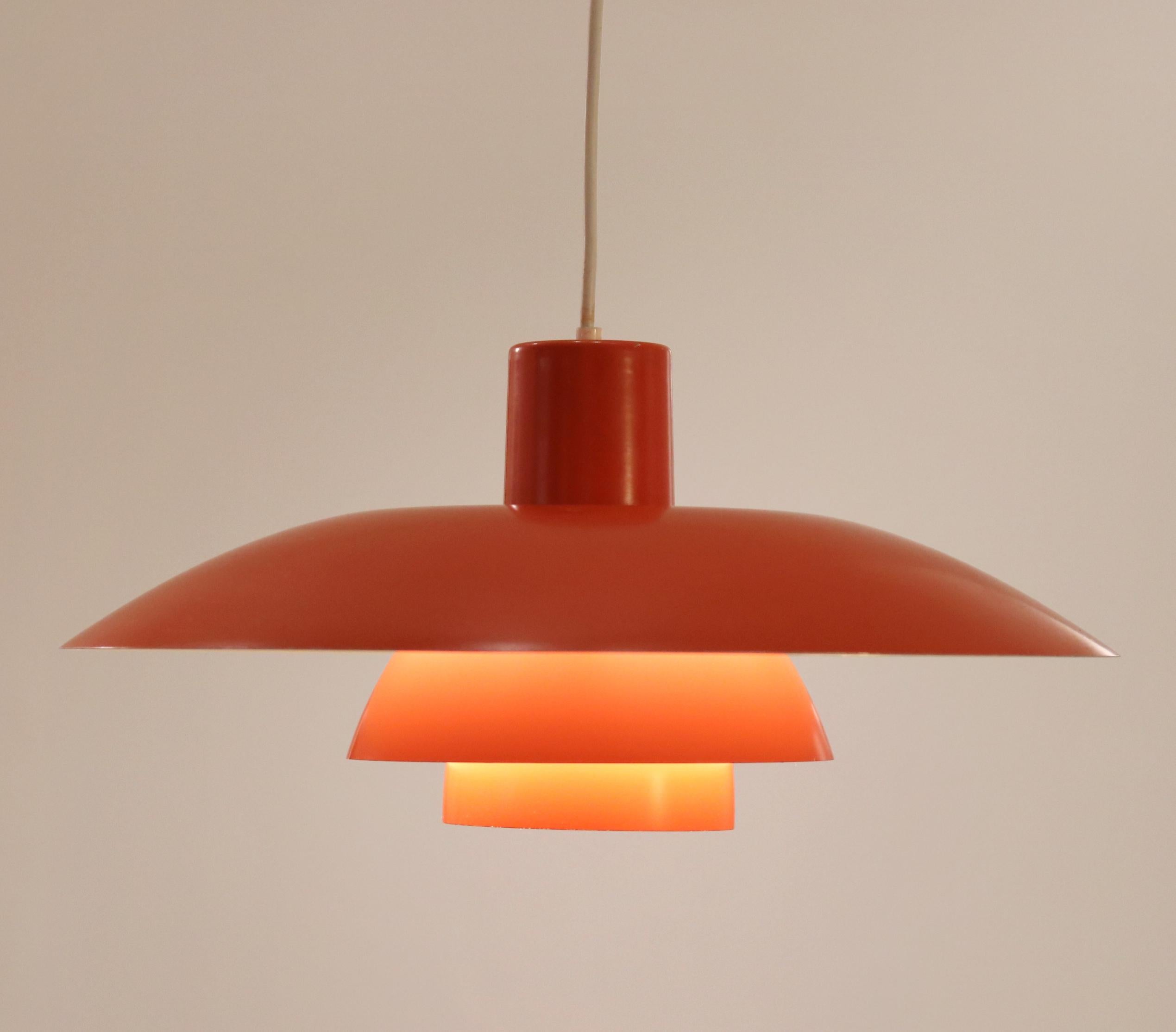 Produced in Denmark, circa 1970
Designed by Poul Henningsen - PH
Manufactured by Louis Poulsen
The lamp is designed so that you have a maximum diffusion of light and minimal glare
Porcelain fitting - up to 100 watts E27 lightbulb
Old