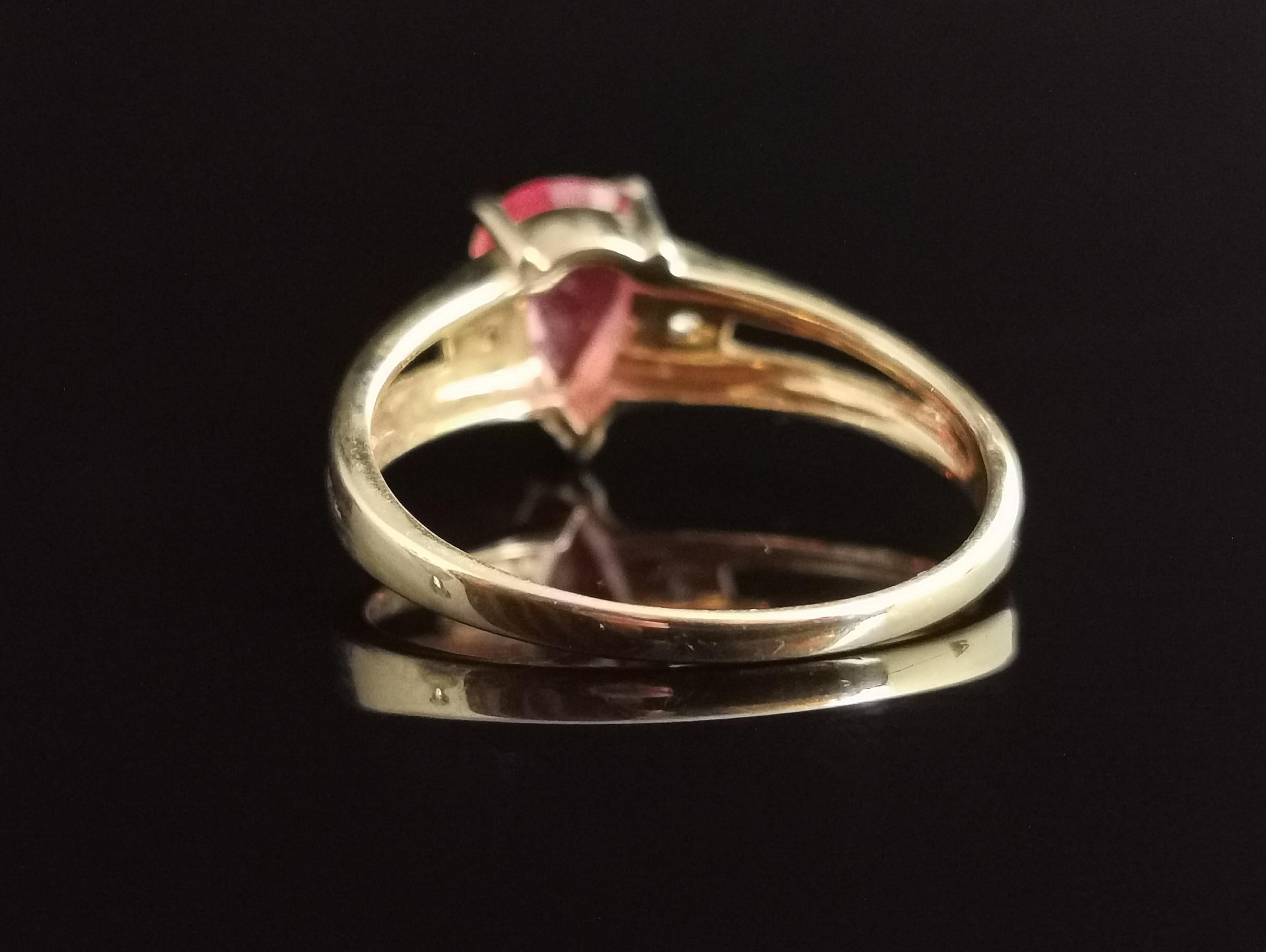 Vintage Orange Sapphire and Diamond Ring, 18 Karat Yellow Gold In Good Condition In NEWARK, GB