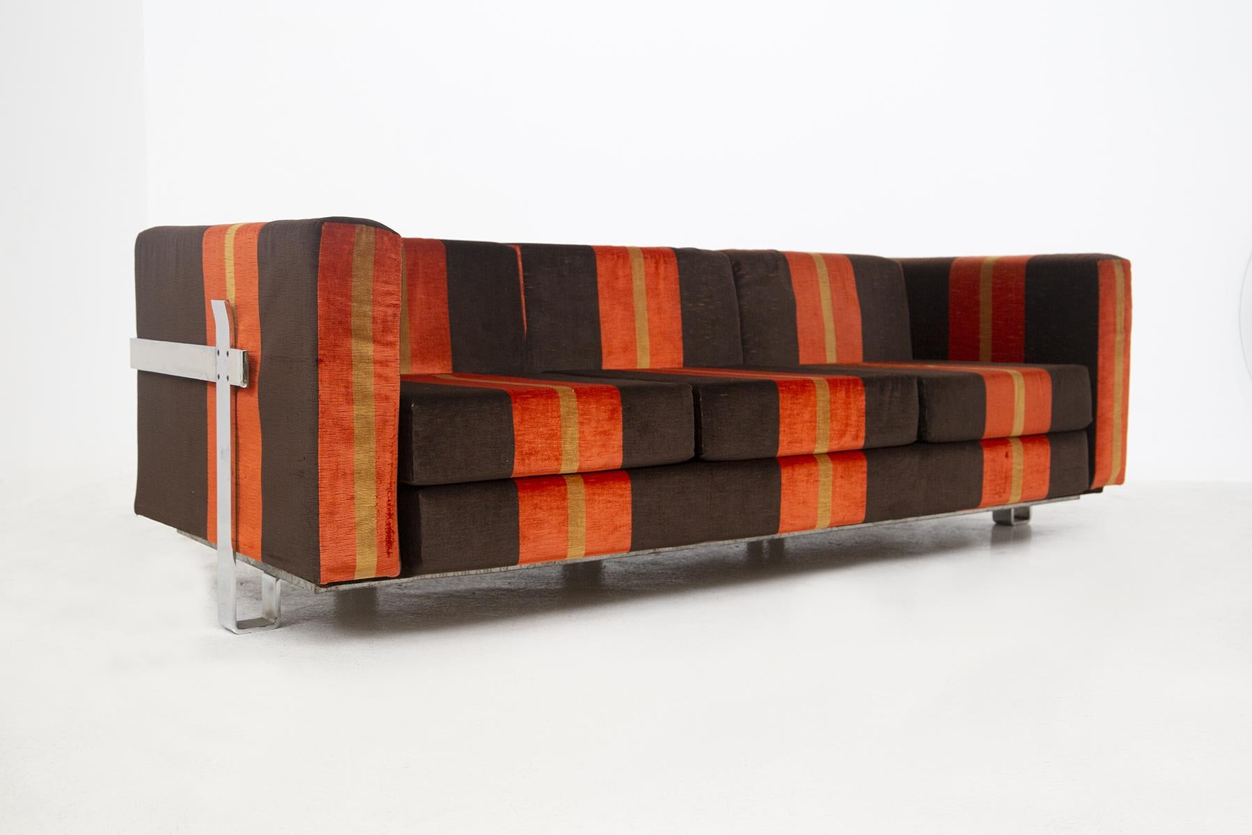 Orangefarbenes Sofa von Luigi Caccia Dominioni für Azucena (Moderne der Mitte des Jahrhunderts) im Angebot