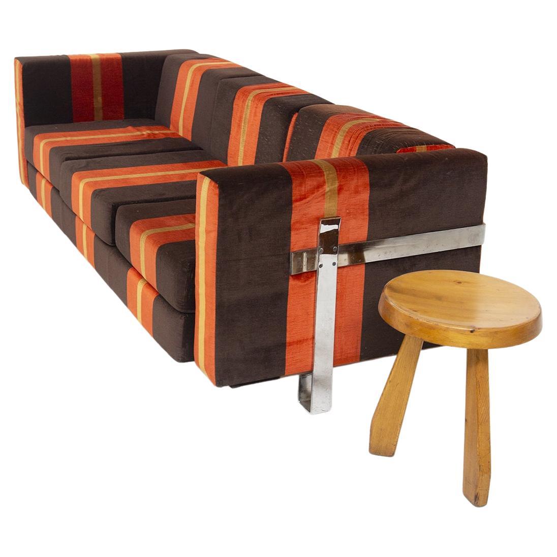 Das wunderschöne Sofa aus Stoff, entworfen von Luigi Caccia Dominioni für den feinen Hersteller Azucena Italia.
Das Vintage-Sofa ist aus braunem, orangefarbenem und gelb gestreiftem Stoff gefertigt, der einen sehr bunten geometrischen Effekt