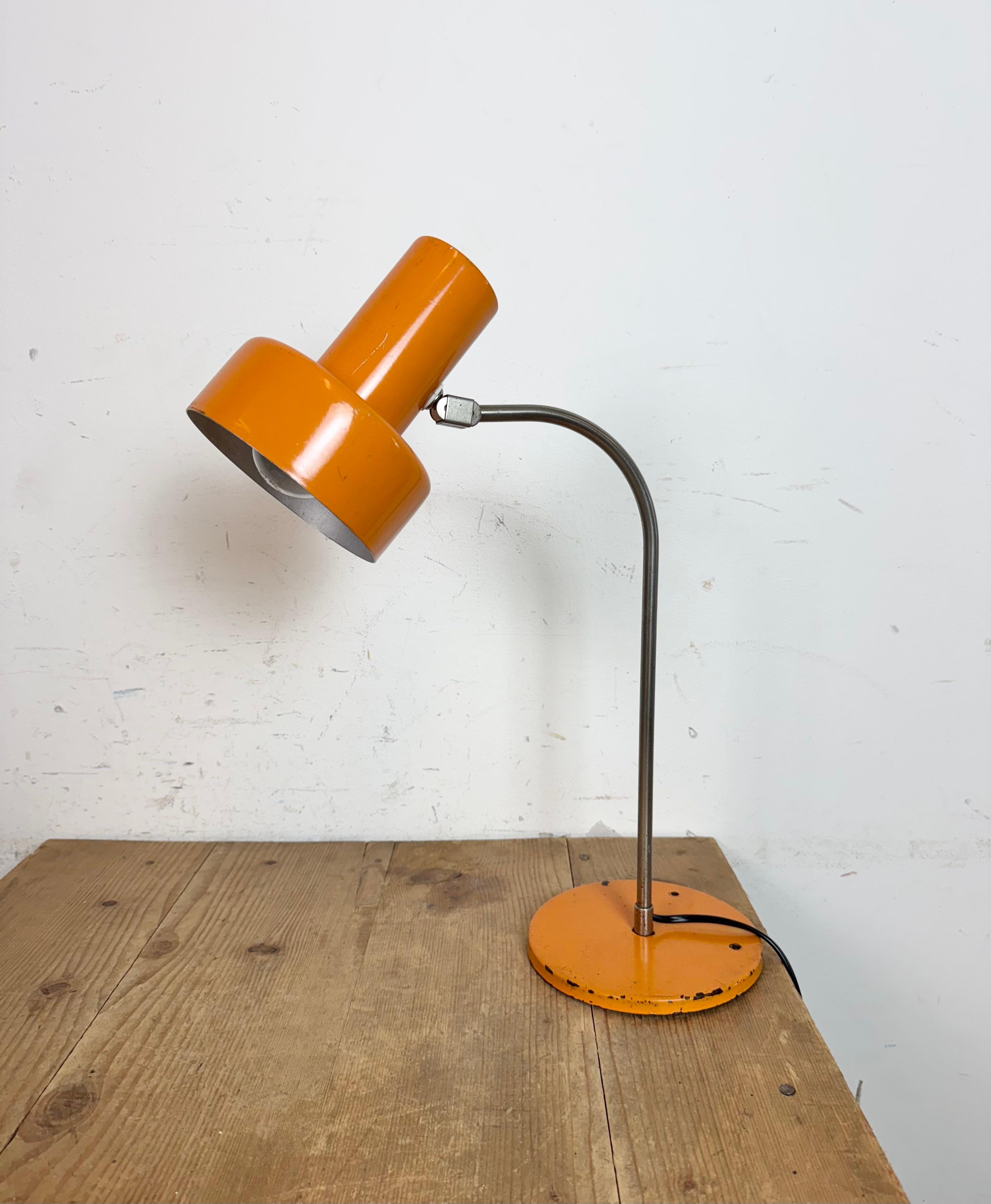 Esta lámpara de mesa se fabricó en la antigua Checoslovaquia durante la década de 1970. Tiene una pantalla de aluminio, un brazo cromado y una base de hierro. El casquillo requiere bombillas estándar E27/E26. Cable nuevo.
Diámetro de la pantalla: 13