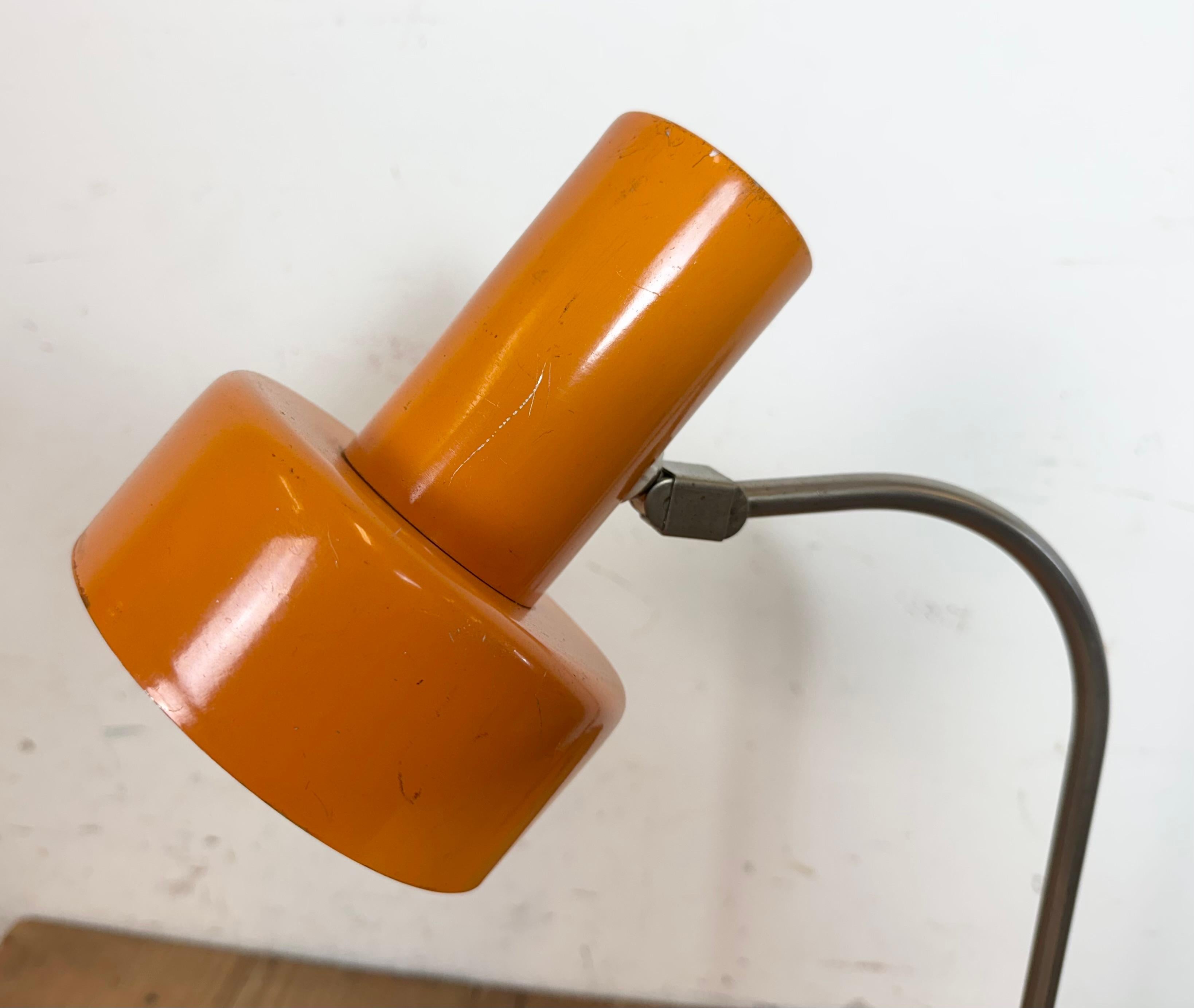 Lámpara de mesa naranja vintage , años 70 Checo en venta