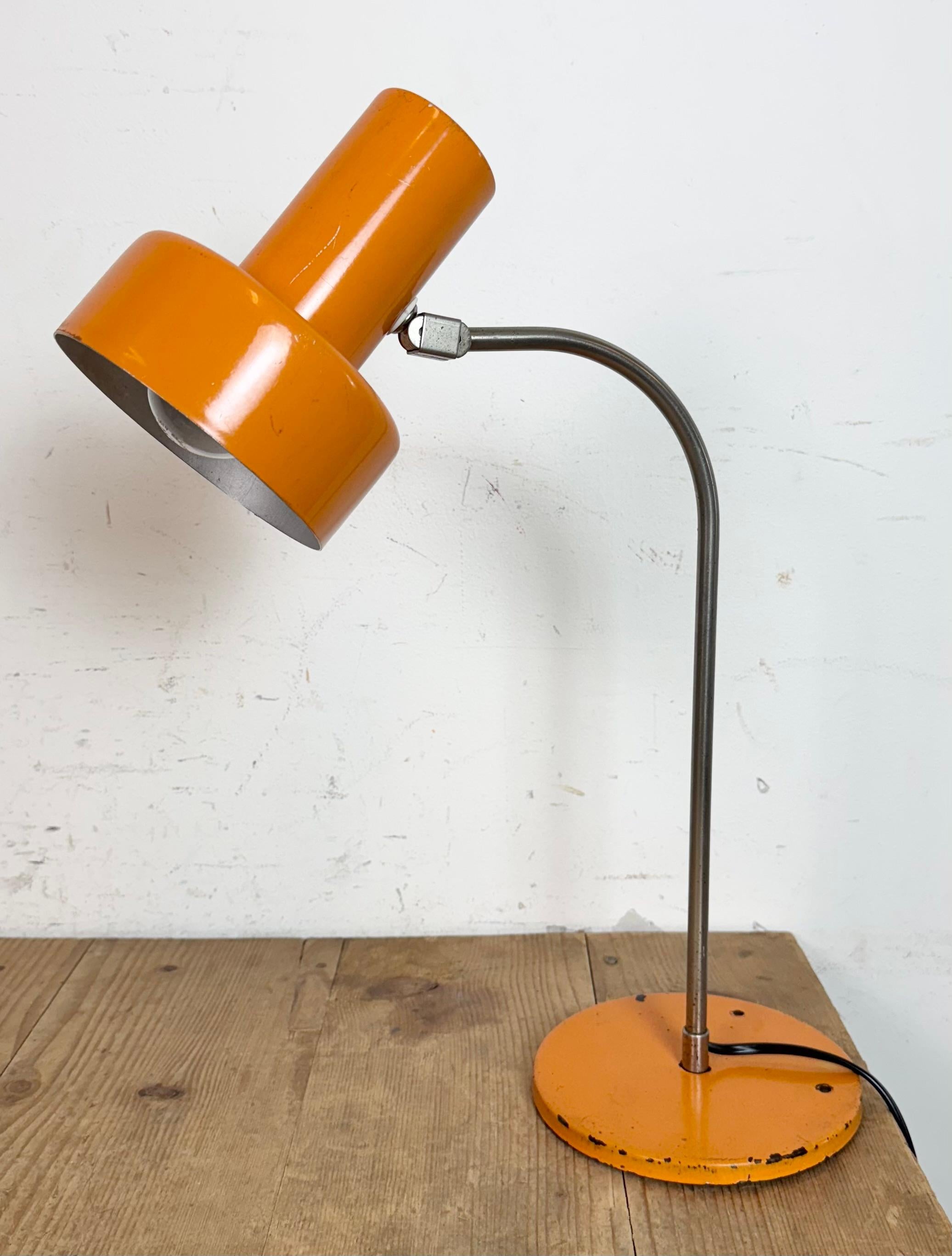 Lámpara de mesa naranja vintage , años 70 en Bueno estado para la venta en Kojetice, CZ