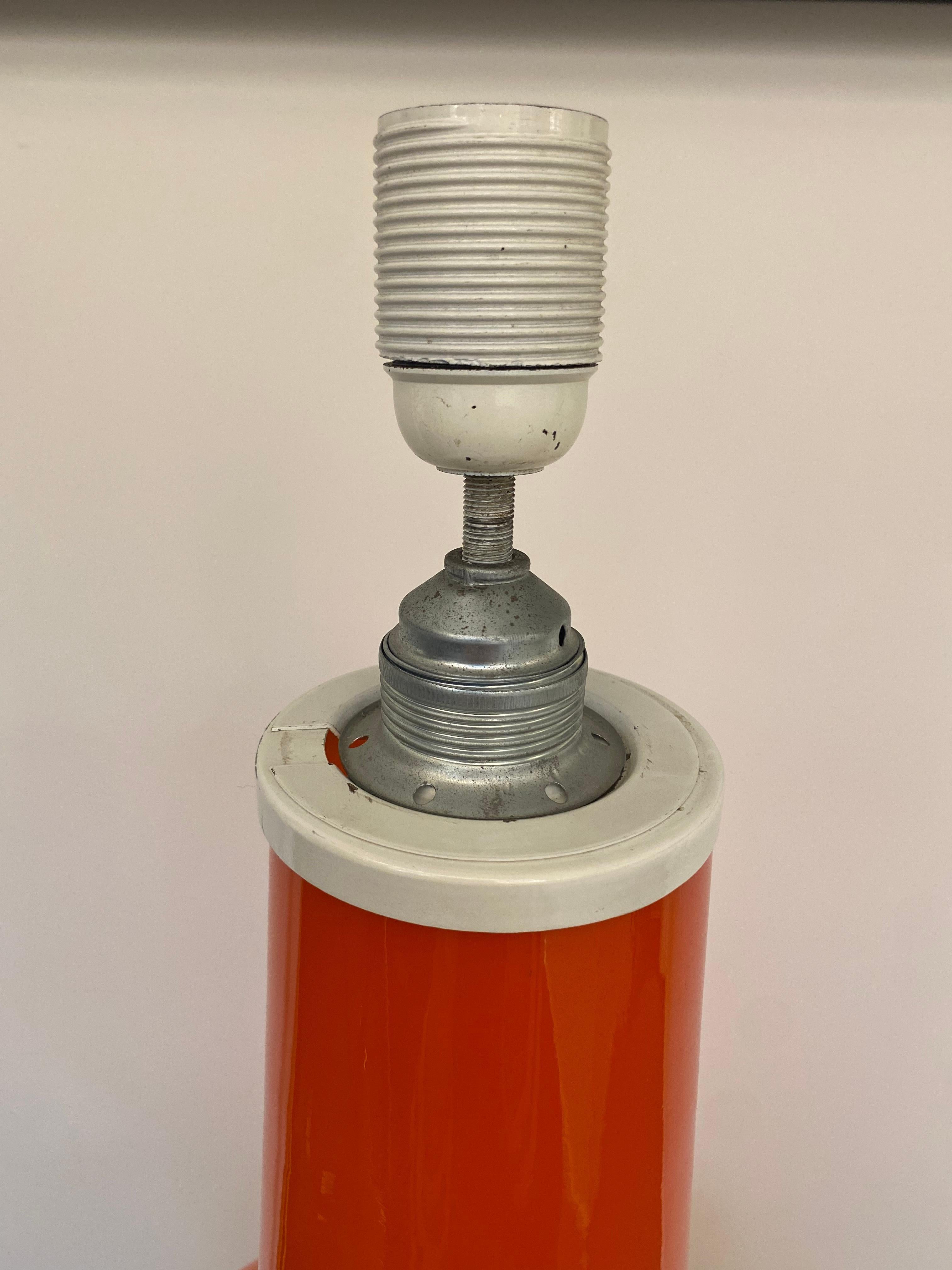 Mid-Century Modern Lampe de table orange vintage en vente