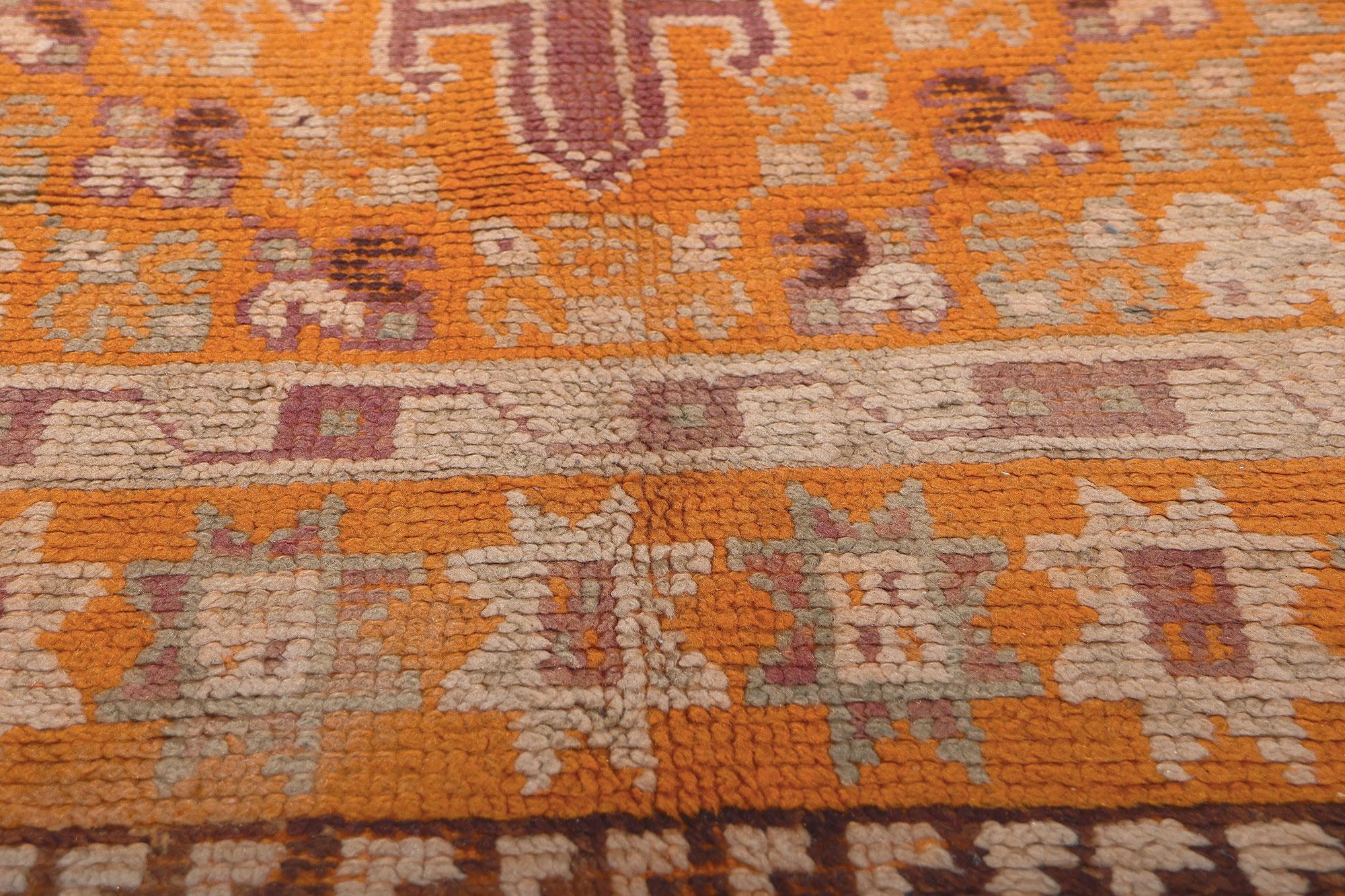 Noué à la main Tapis marocain orange, enchantement tribal rencontre le style bohème audacieux en vente