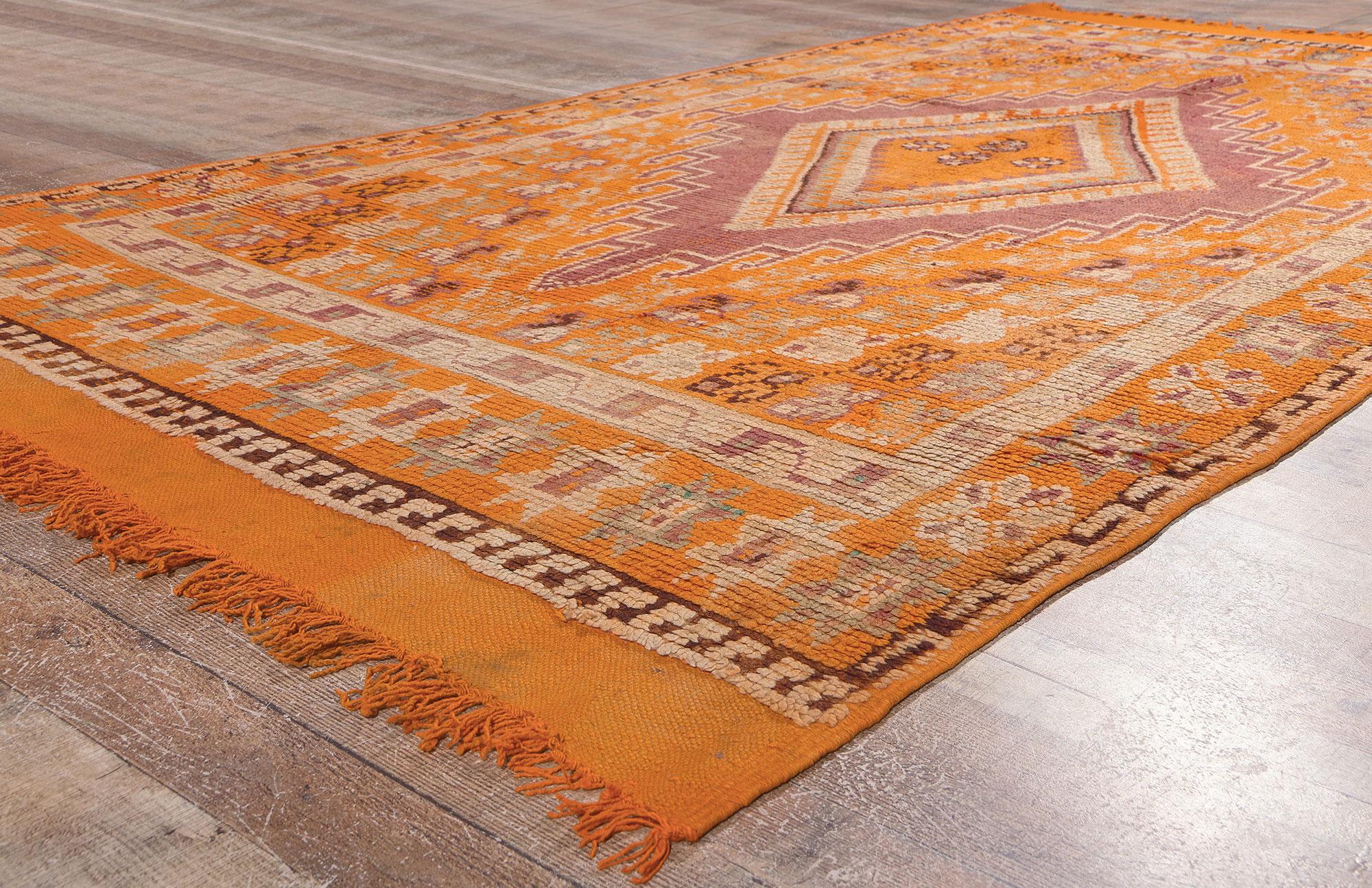 20ième siècle Tapis marocain orange, enchantement tribal rencontre le style bohème audacieux en vente