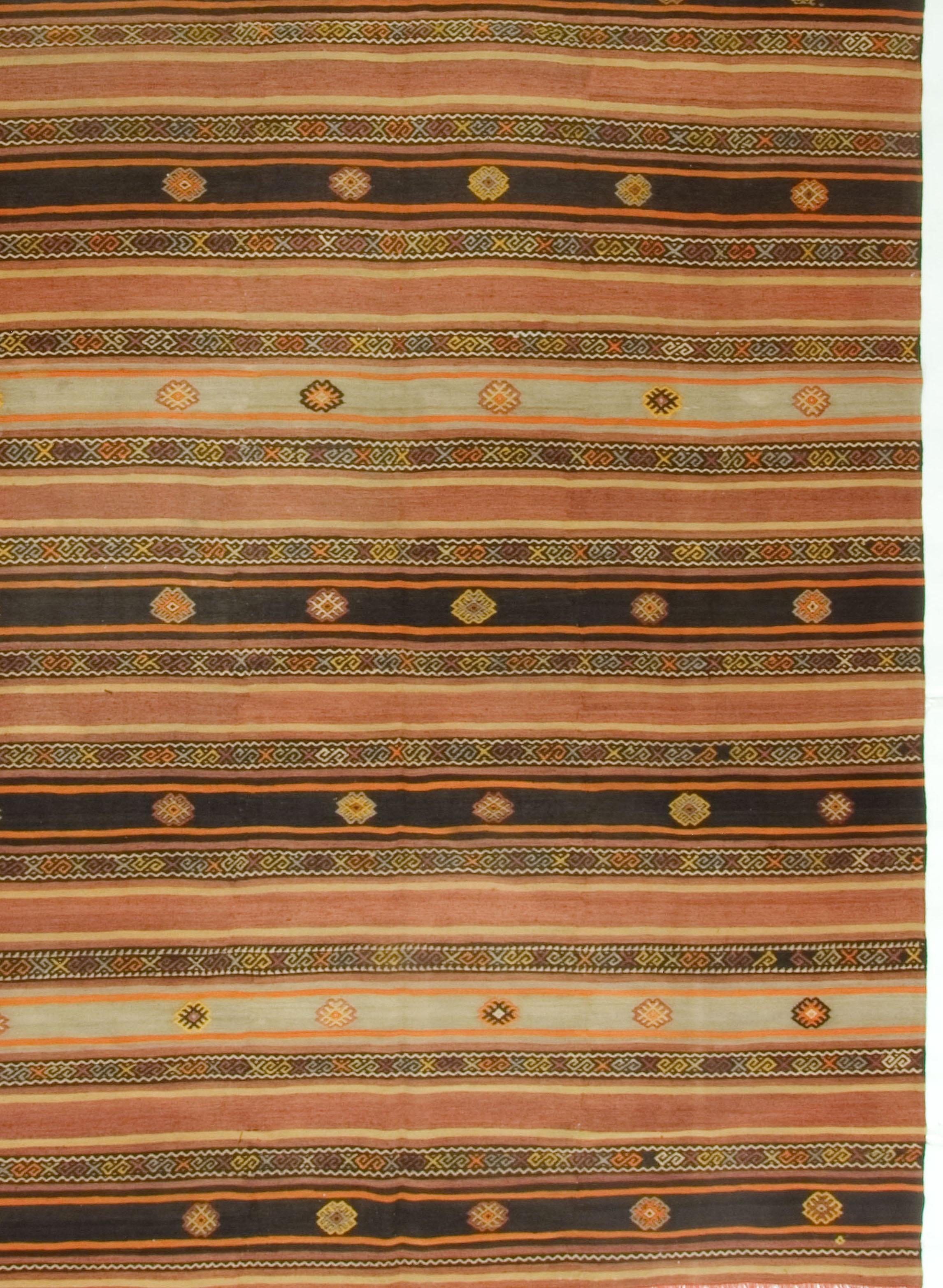 6'3 x 11'7. Dieser alte türkische Flachgewebe-Kilim wurde in den 1950er Jahren handgewebt. Die Schlichtheit und Kühnheit dieser Stücke kann auch ein zeitgenössisches Gefühl vermitteln und sowohl in einer modernen als auch in einer traditionellen