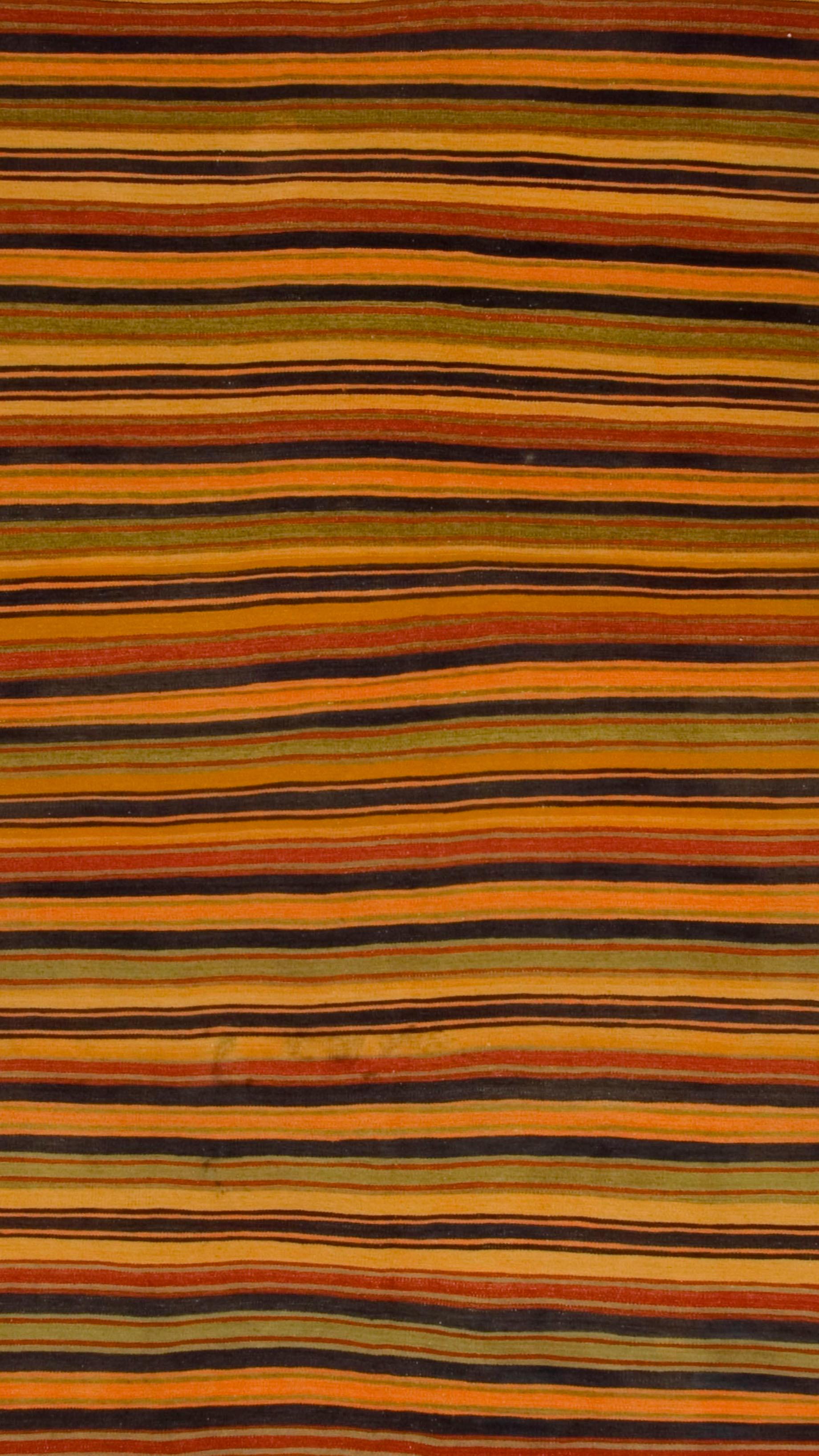 5'7 x 10'8. Gestreifter türkischer Kelim, handgewebt in den 1950er Jahren. Dieser alte türkische Flachgewebe-Kilim, der in den 1940er Jahren handgewebt wurde, zeigt die zeitlose Schlichtheit und Kühnheit, die für das anatolische Design der Mitte des