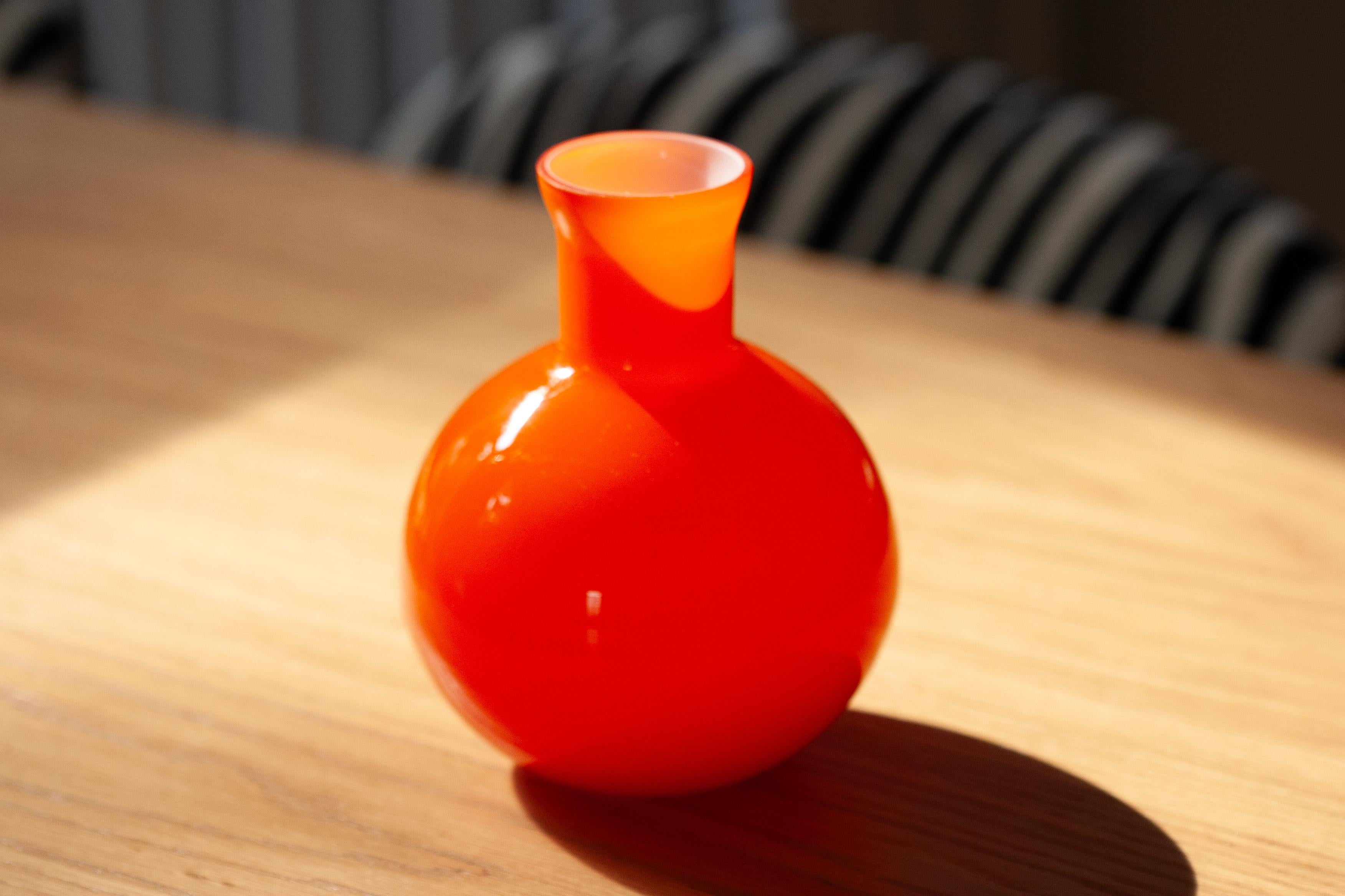 Vase orange vintage, 20ème siècle, Europe, années 1960 Bon état - En vente à 05-080 Hornowek, PL