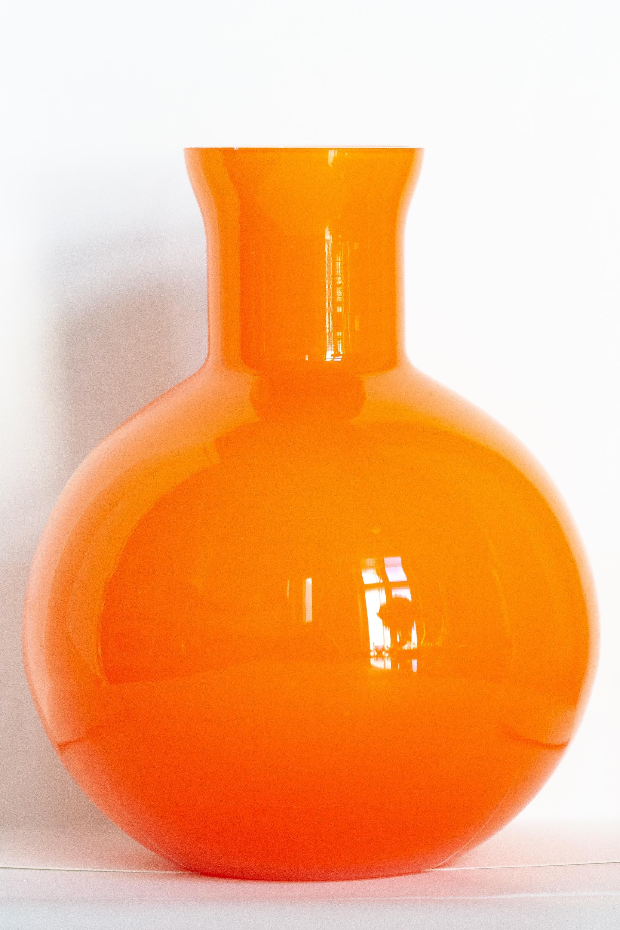 Verre Vase orange vintage, 20ème siècle, Europe, années 1960 en vente