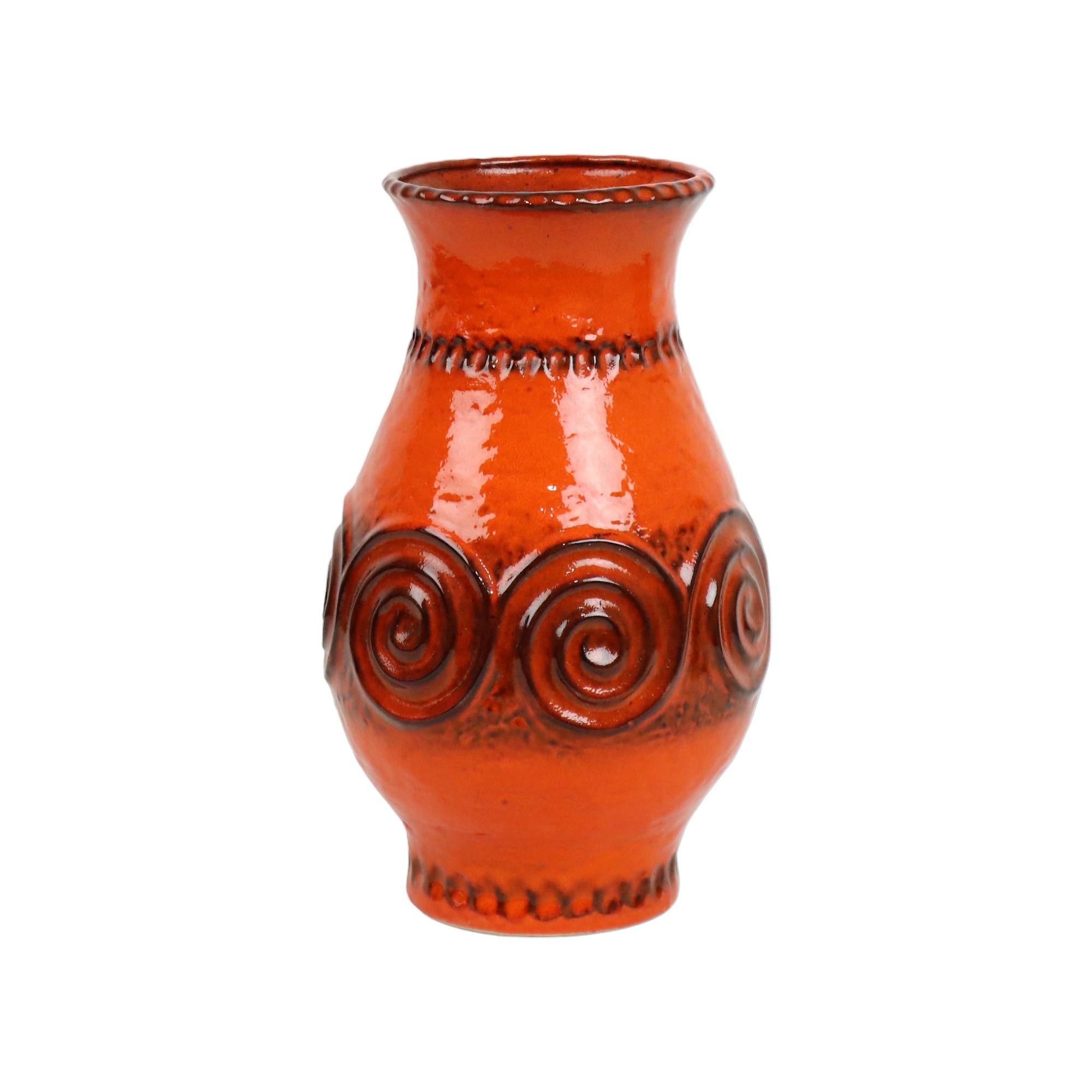 Vase vintage orange avec décor de cercles noirs, poterie d'Allemagne de l'Ouest par Jasba, années 1960-70, numéroté et marqué au bas, 322 11-28.

L'Allemagne de l'Ouest est en fait un nom collectif pour les céramiques qui sont apparues sur le marché
