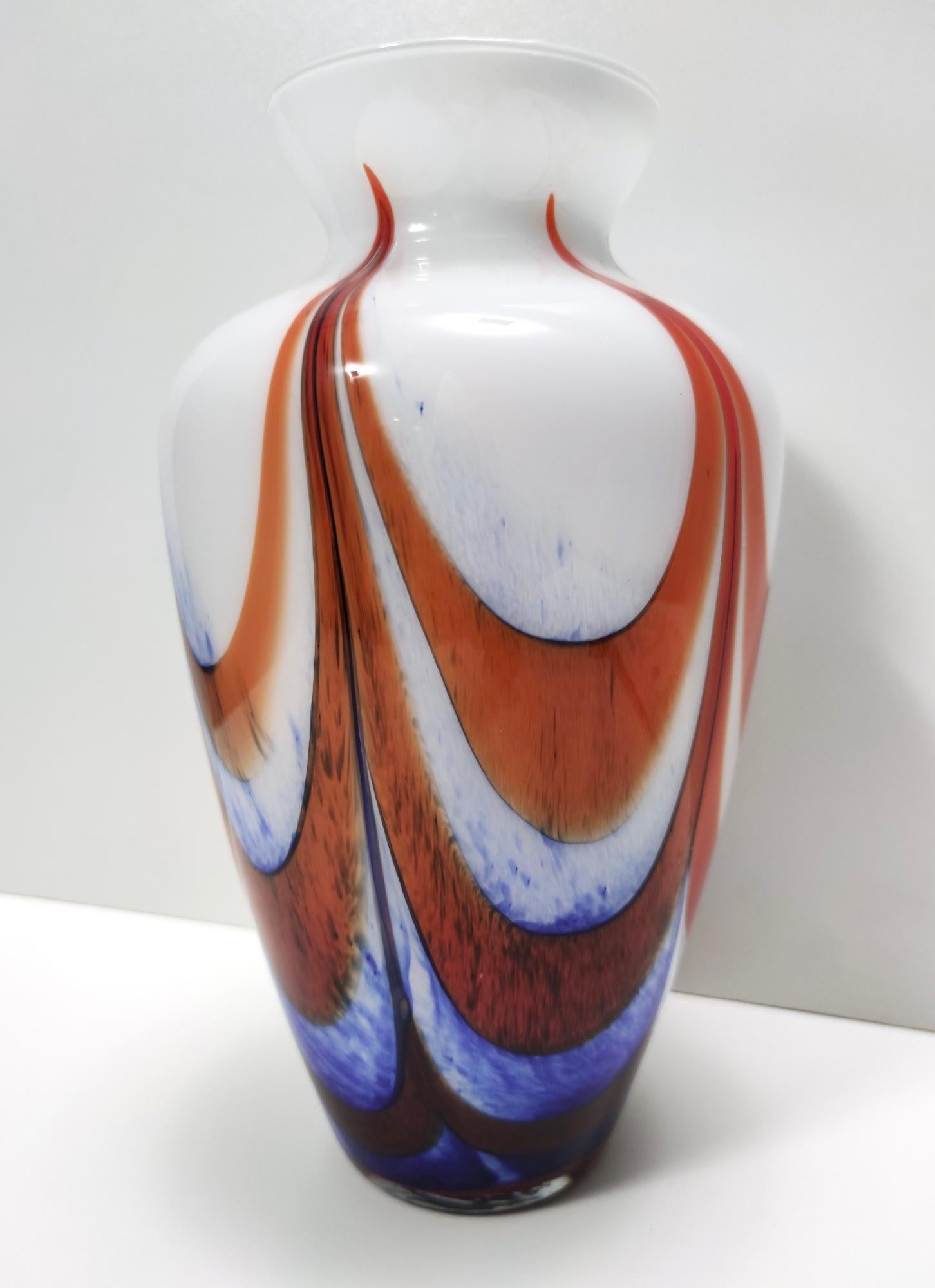 Vase vintage en verre de Murano orange, blanc et bleu inscrit à Carlo Moretti en vente 3