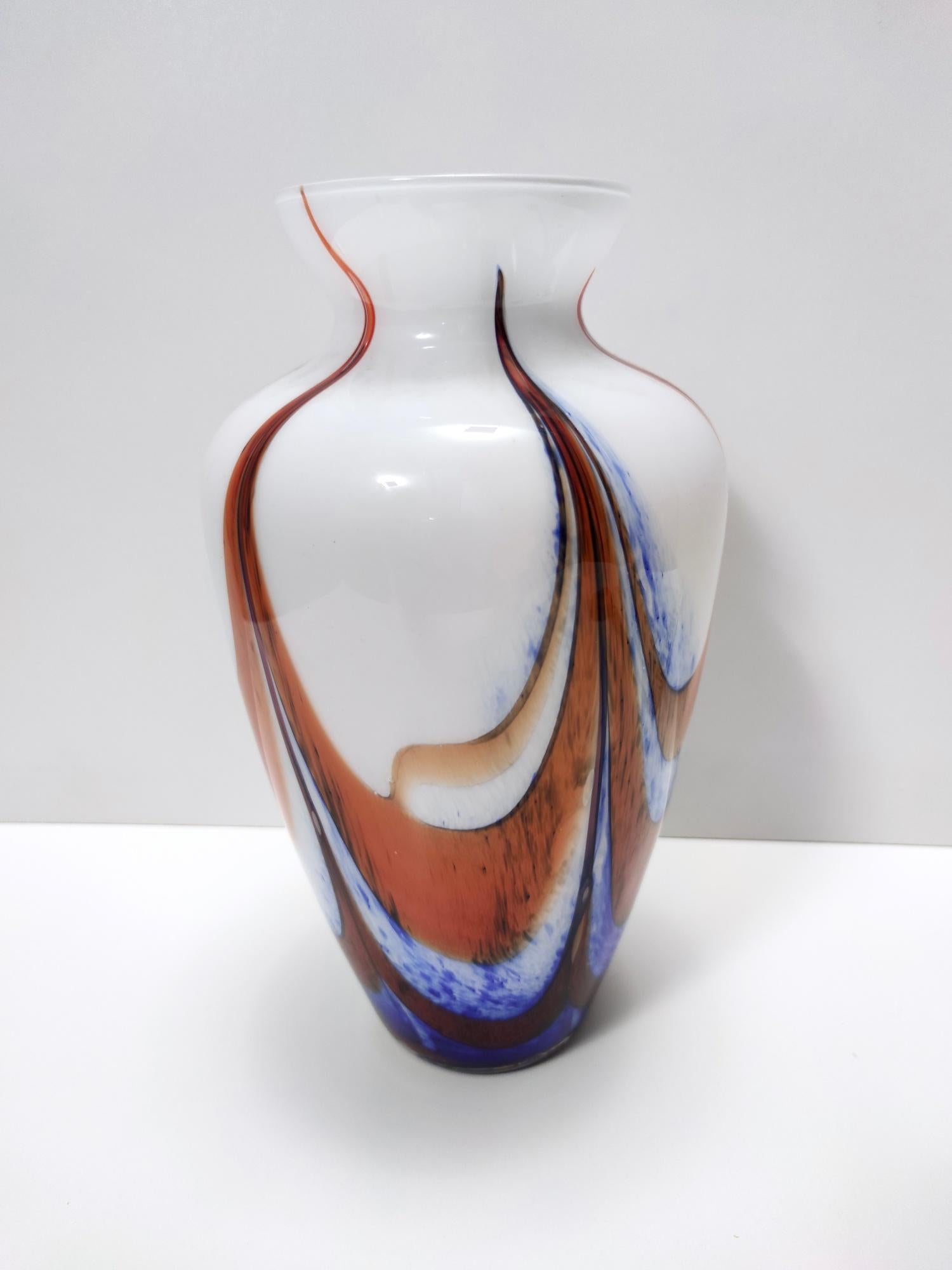 Vase vintage en verre de Murano orange, blanc et bleu inscrit à Carlo Moretti en vente 4