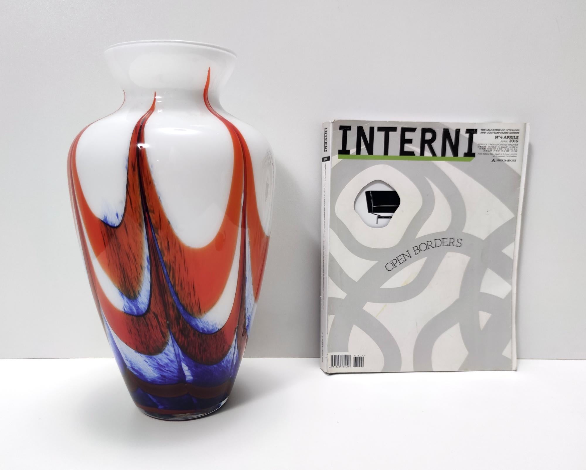 Vase vintage en verre de Murano orange, blanc et bleu inscrit à Carlo Moretti en vente 5