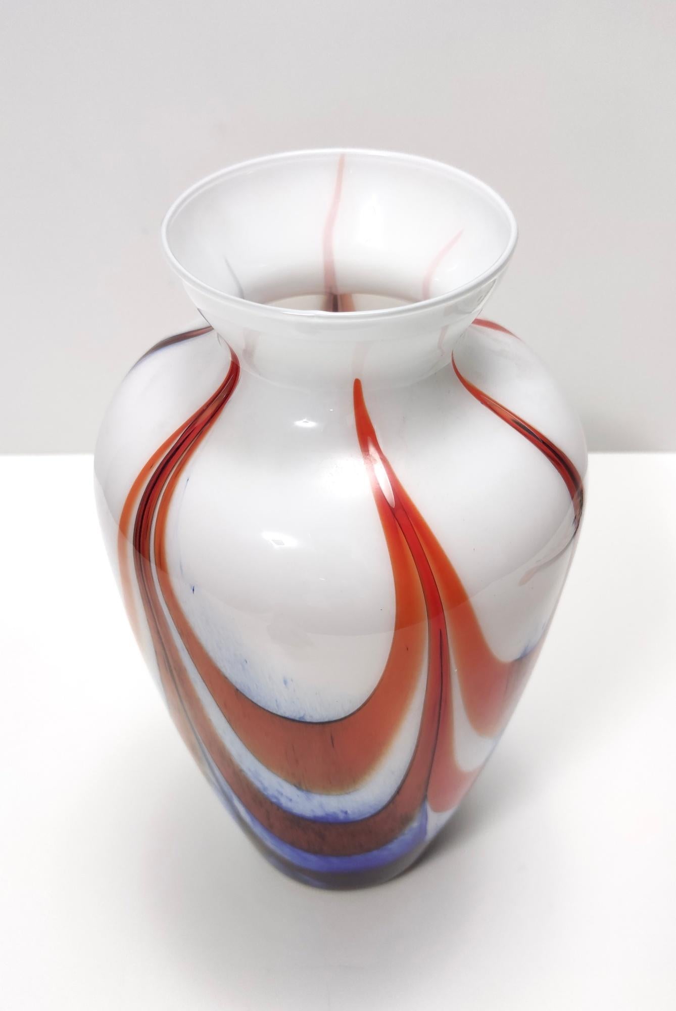 Postmoderne Vase vintage en verre de Murano orange, blanc et bleu inscrit à Carlo Moretti en vente