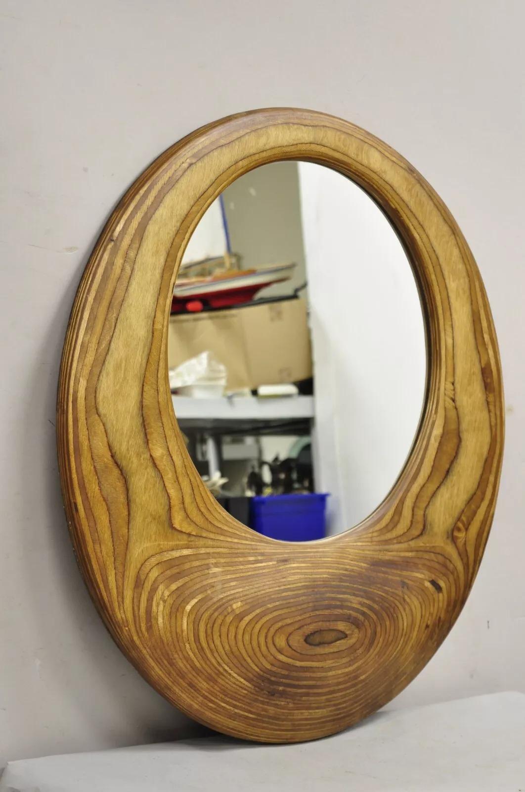 Specchio di legno rotondo organico moderno, laminato, scolpito in legno duro, firmato Schwab. Circa alla fine del XX secolo. Misure: 30