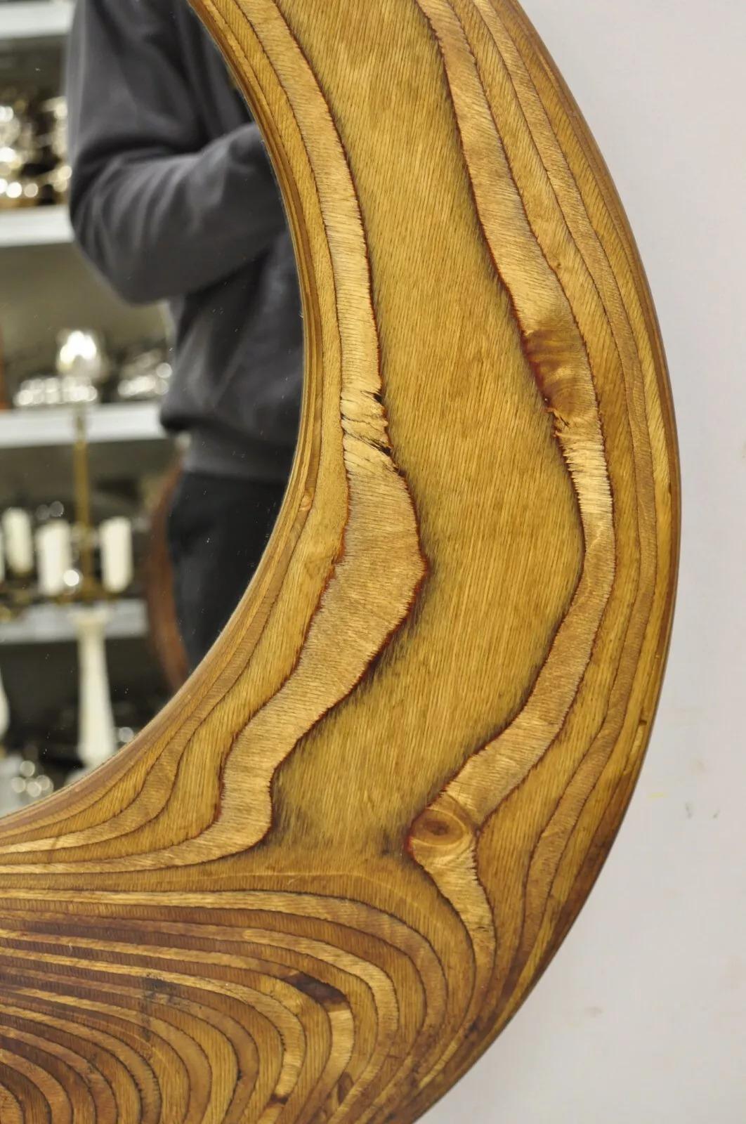 Specchio di legno rotondo in legno laminato organico moderno vintage firmato Schwab In condizioni buone in vendita a Philadelphia, PA