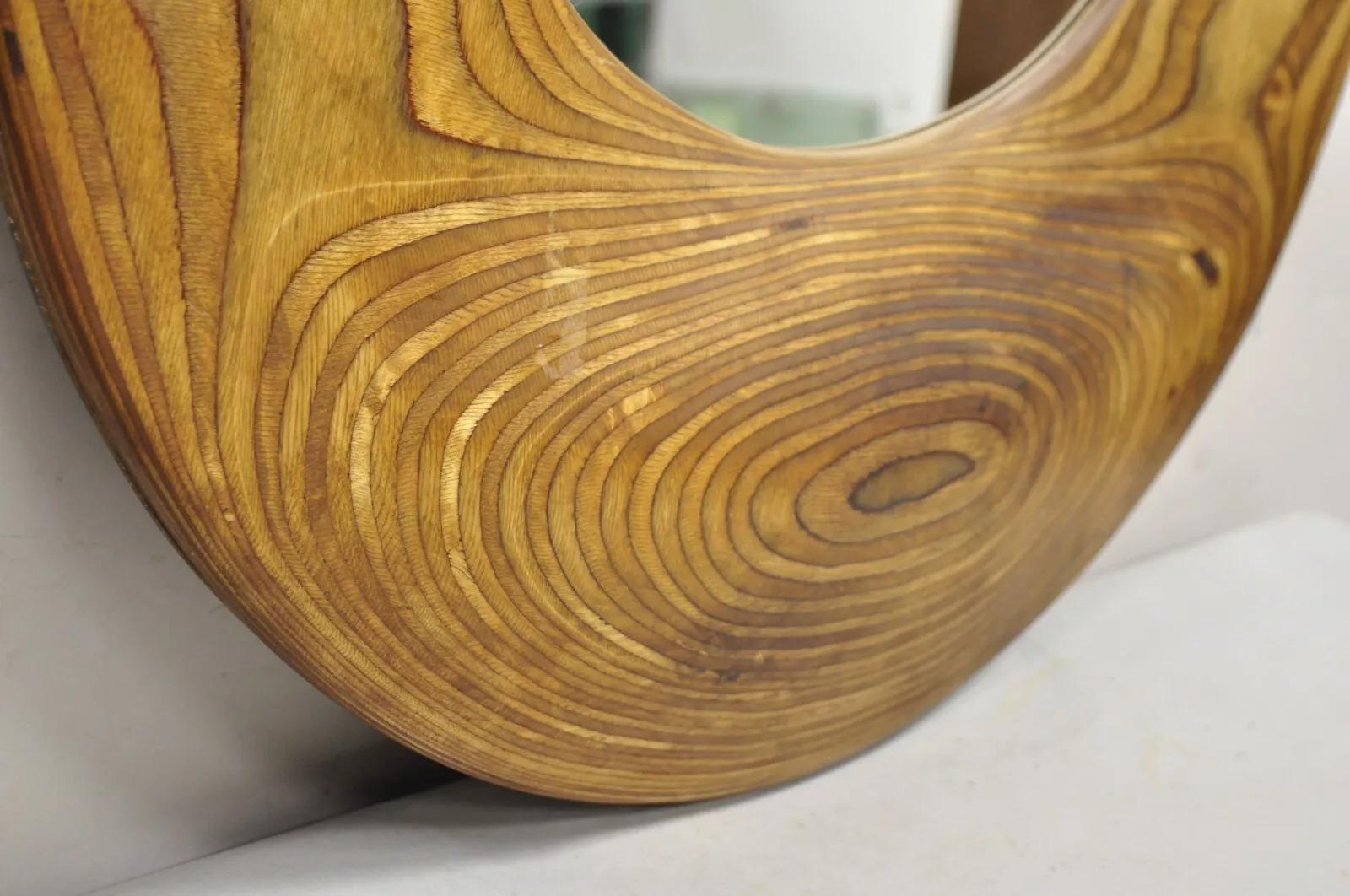 Legno Specchio di legno rotondo in legno laminato organico moderno vintage firmato Schwab in vendita