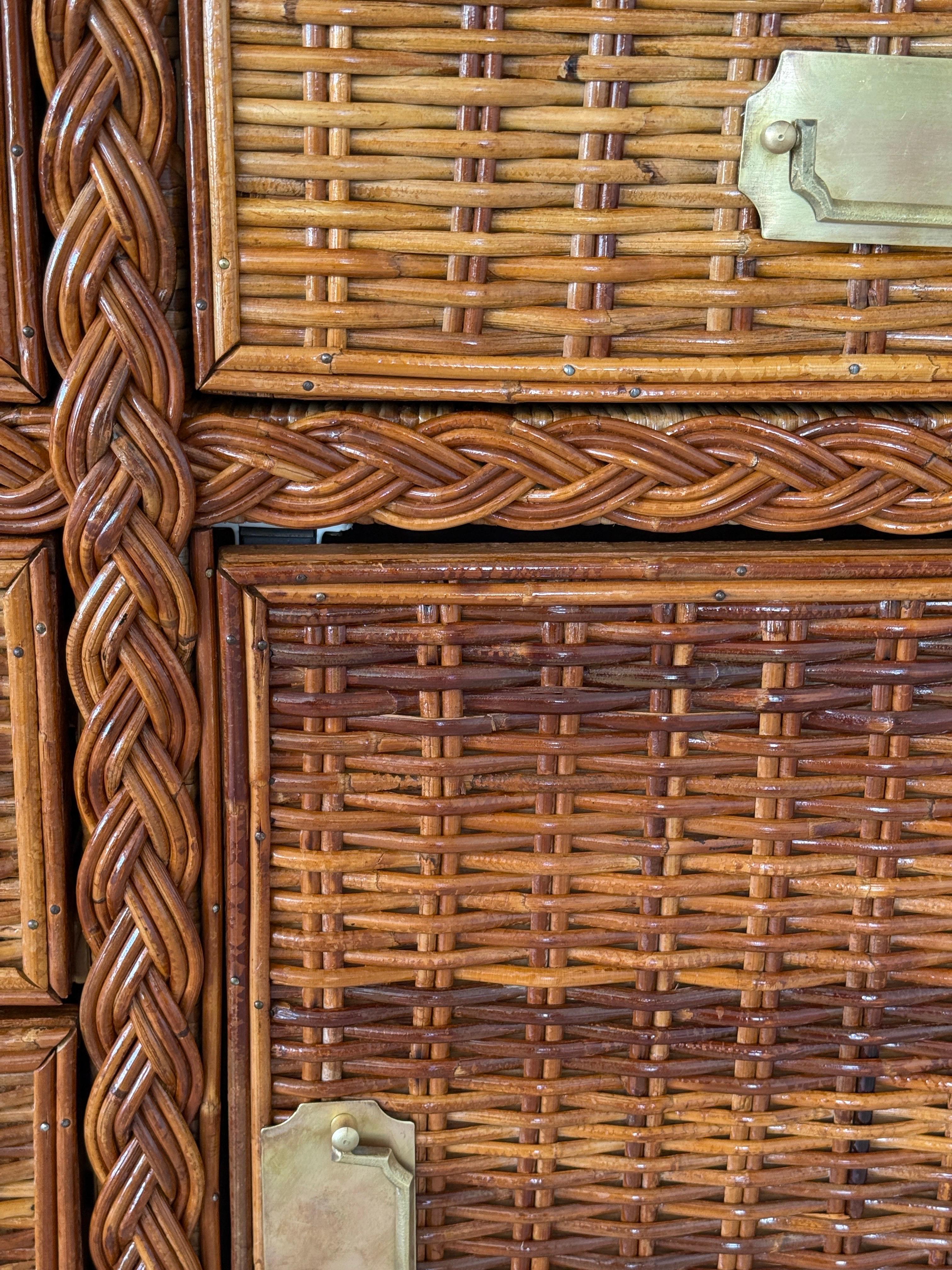 Vintage Organic Modern Restauré Grand Buffet en Rotin Tressé Avec Quincaillerie en Laiton en vente 3