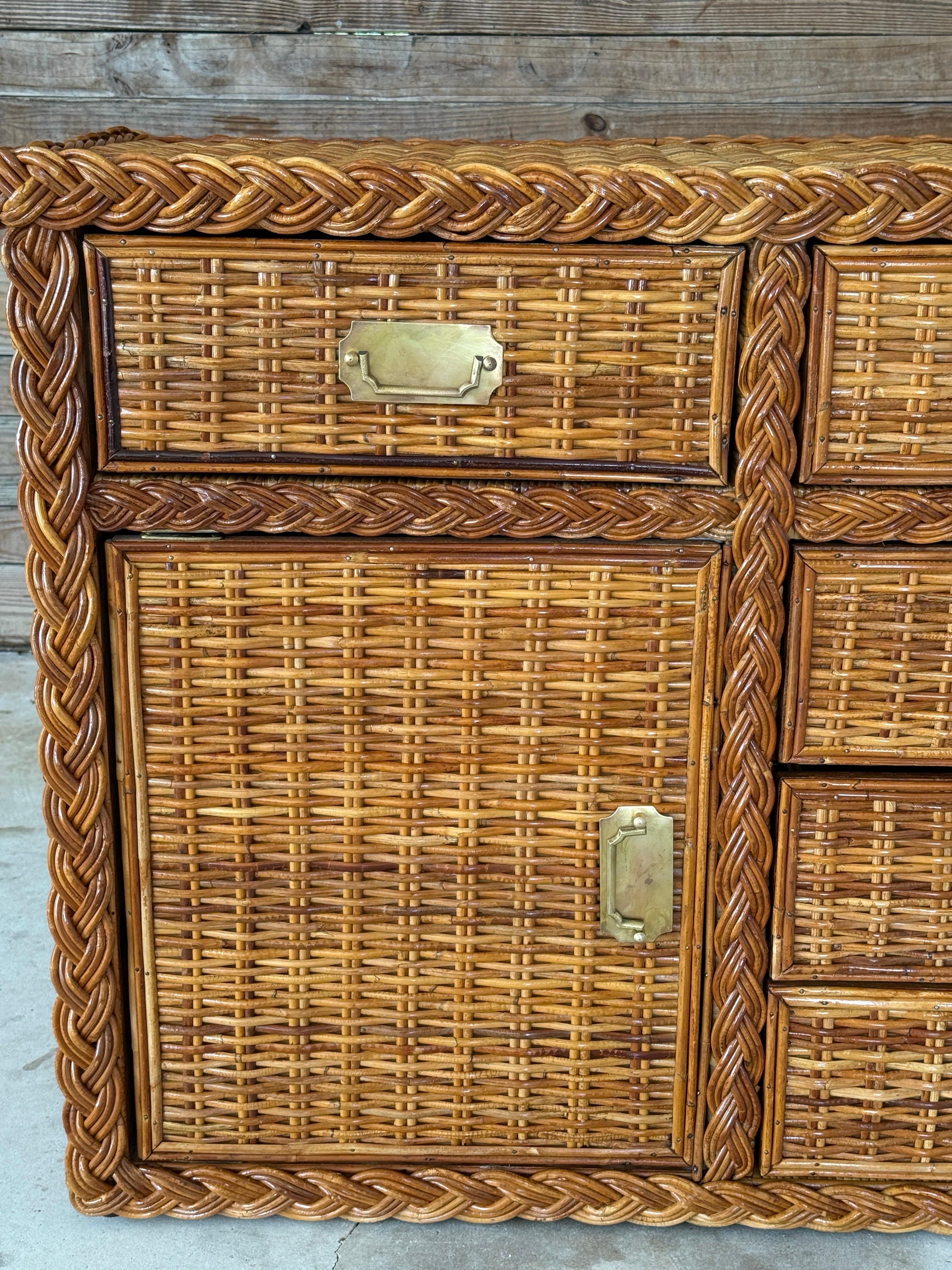 Vintage Organic Modern Restauré Grand Buffet en Rotin Tressé Avec Quincaillerie en Laiton en vente 4