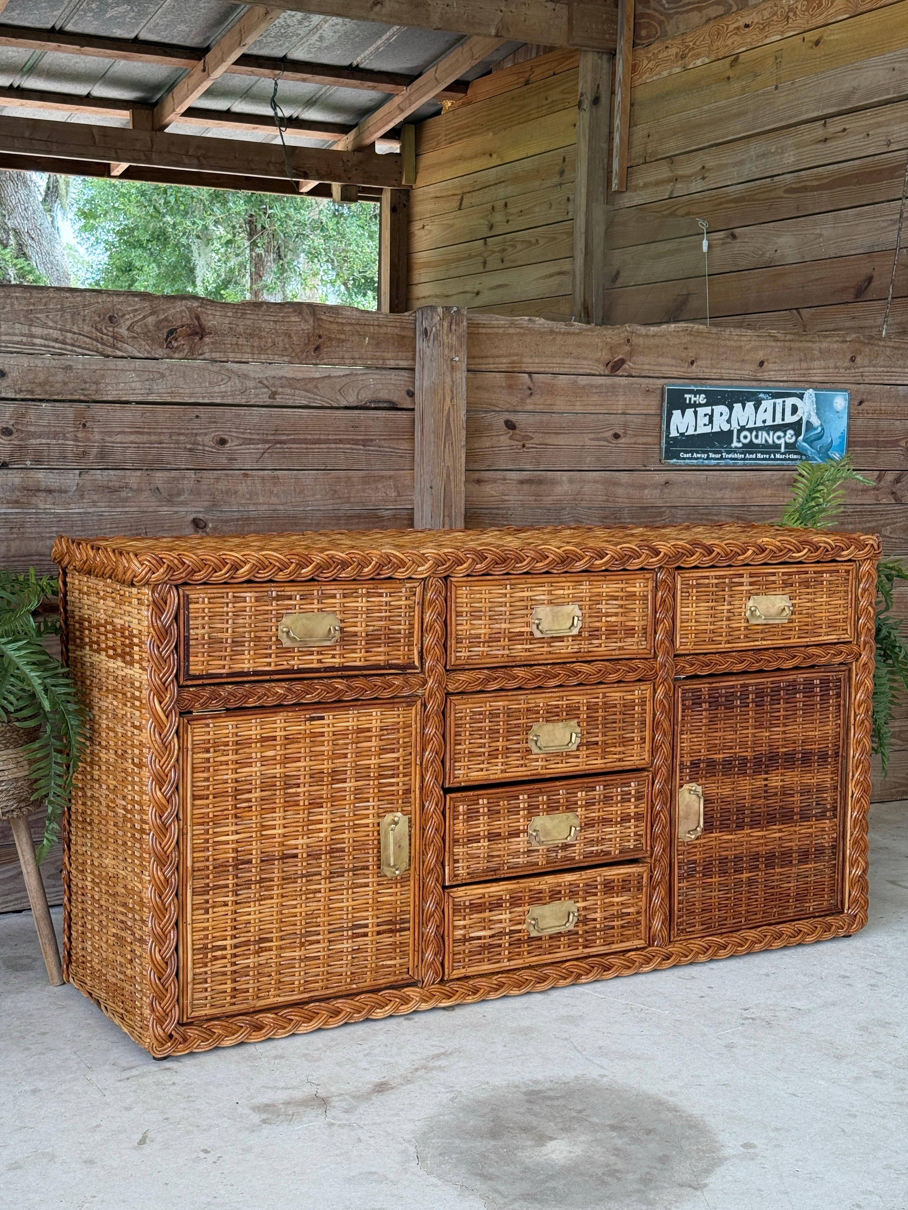 Vintage Organic Modern Restauré Grand Buffet en Rotin Tressé Avec Quincaillerie en Laiton en vente 7