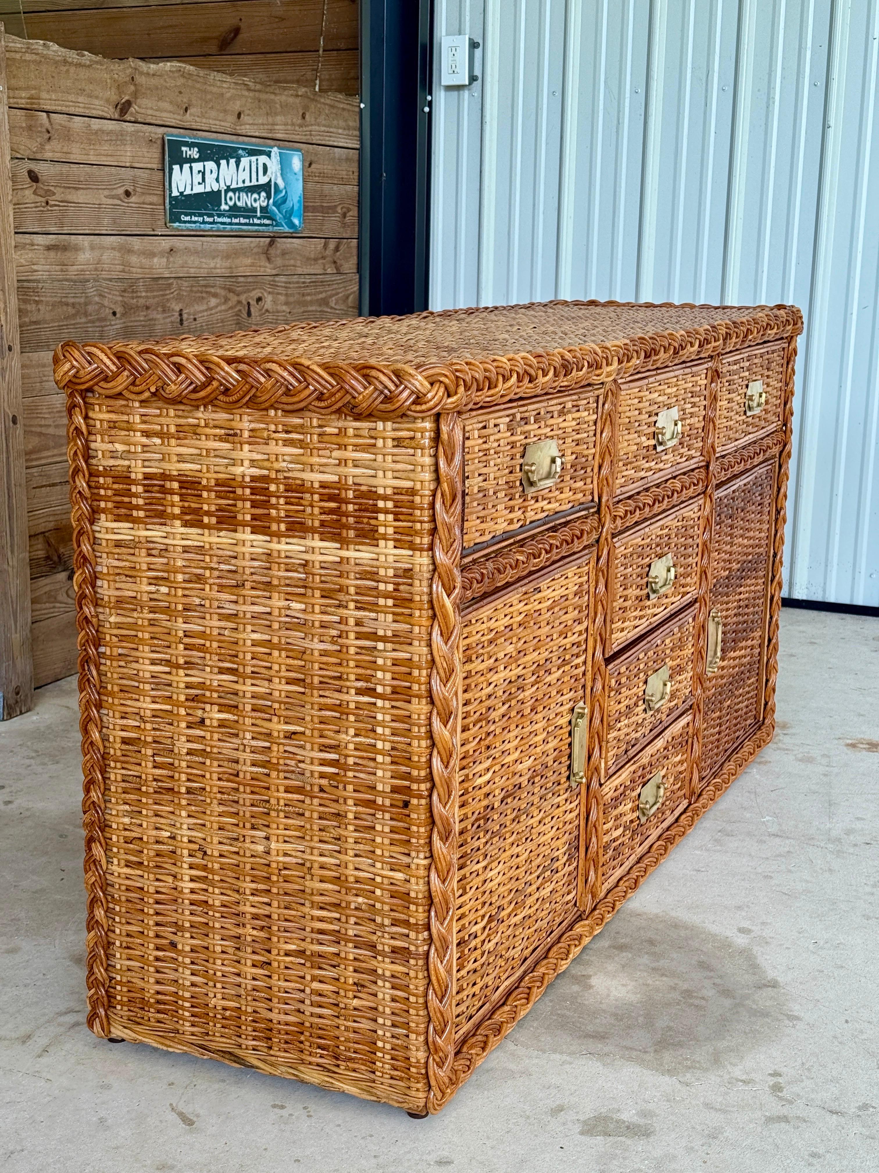 Organique Vintage Organic Modern Restauré Grand Buffet en Rotin Tressé Avec Quincaillerie en Laiton en vente