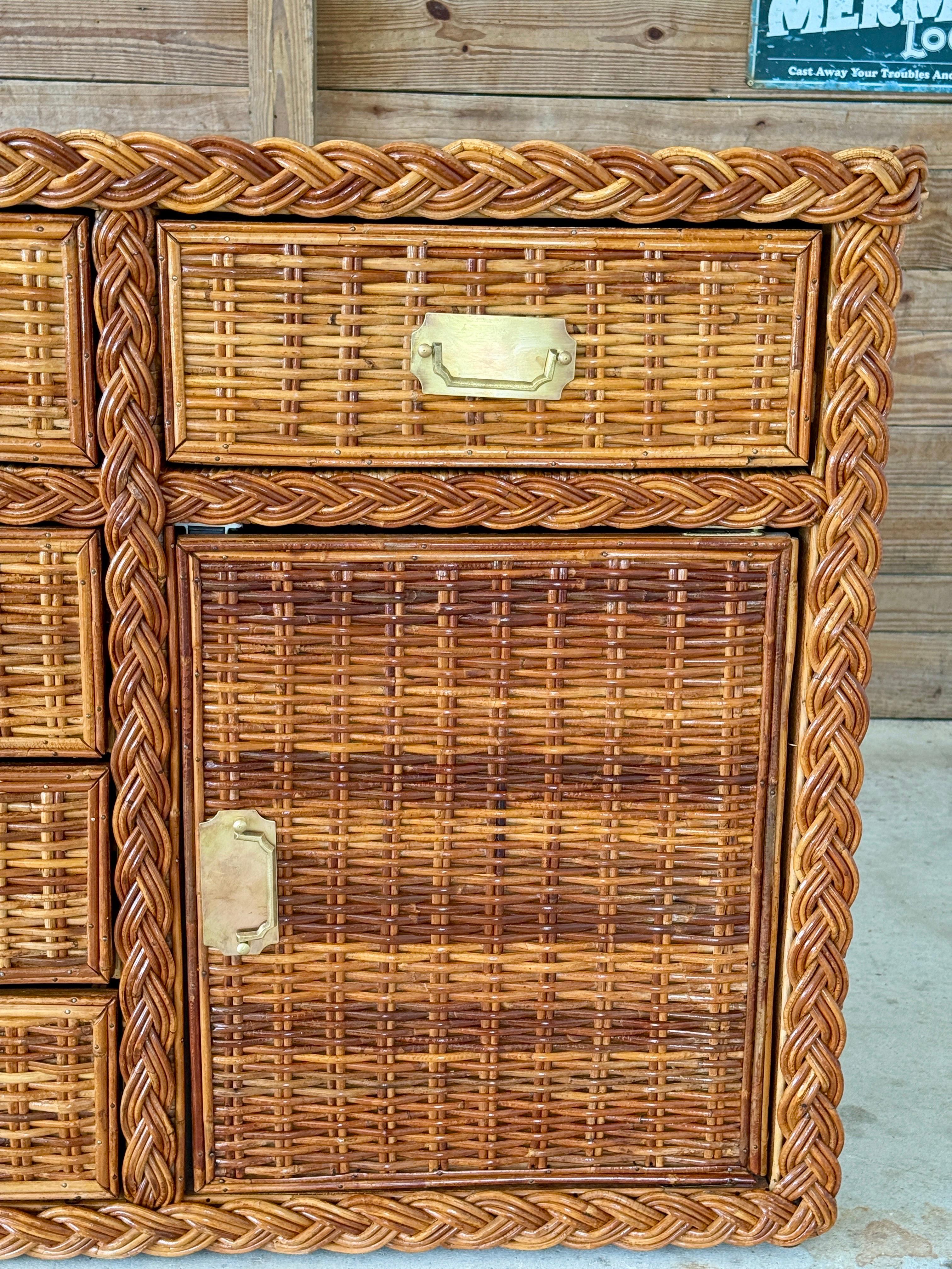 Fait main Vintage Organic Modern Restauré Grand Buffet en Rotin Tressé Avec Quincaillerie en Laiton en vente