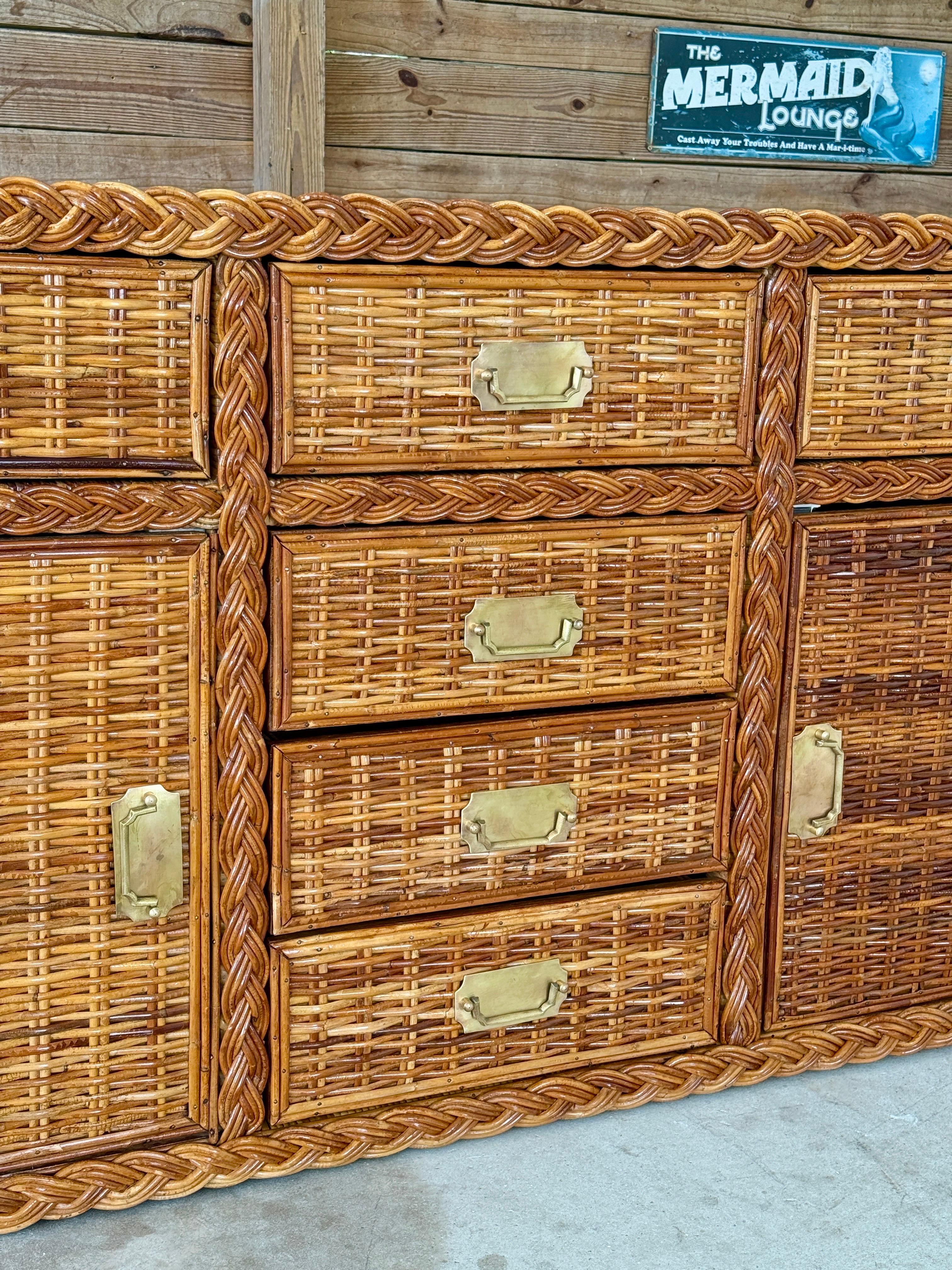 Vintage Organic Modern Restauré Grand Buffet en Rotin Tressé Avec Quincaillerie en Laiton Bon état - En vente à North Fort Myers, FL