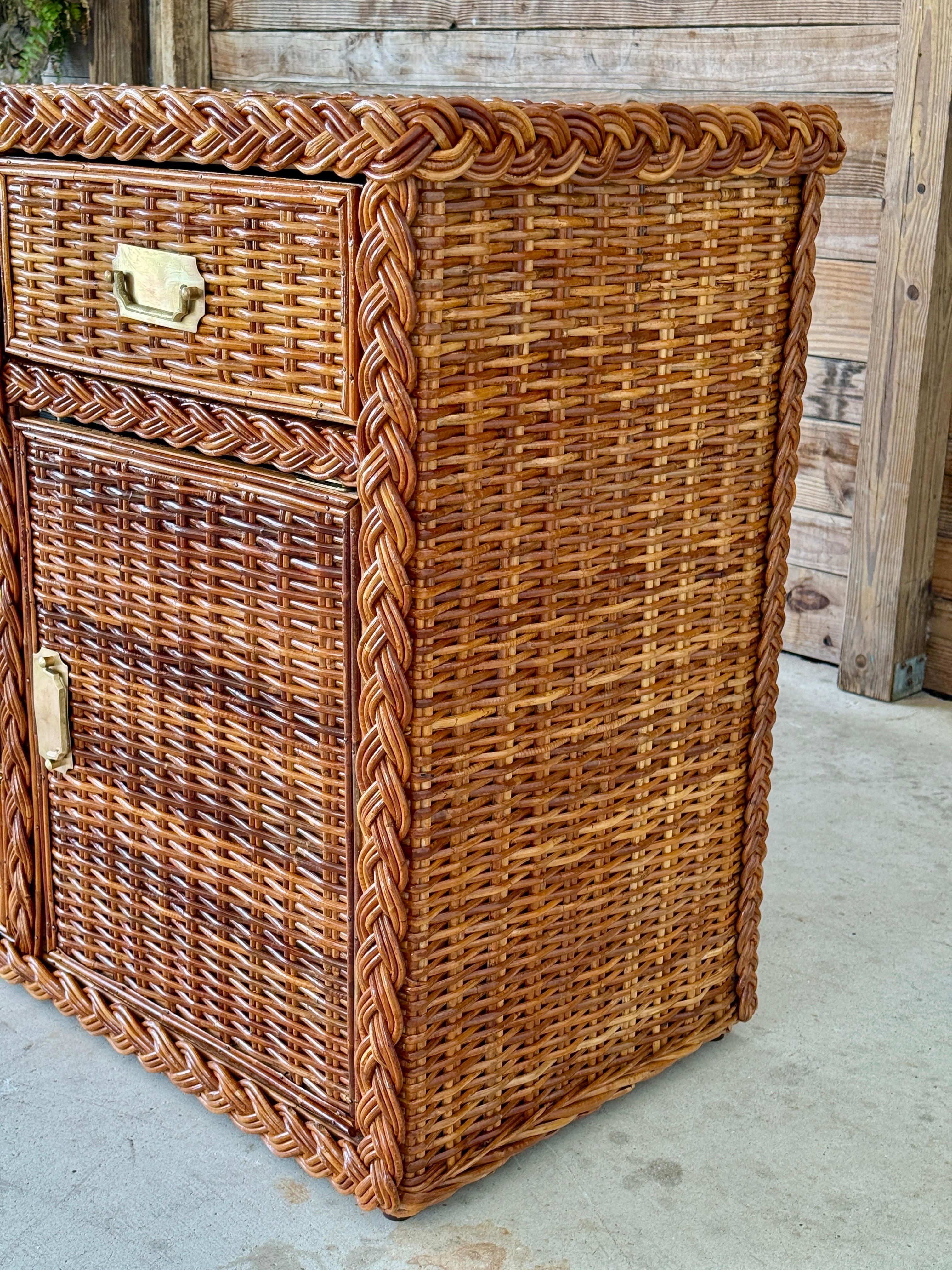 20ième siècle Vintage Organic Modern Restauré Grand Buffet en Rotin Tressé Avec Quincaillerie en Laiton en vente