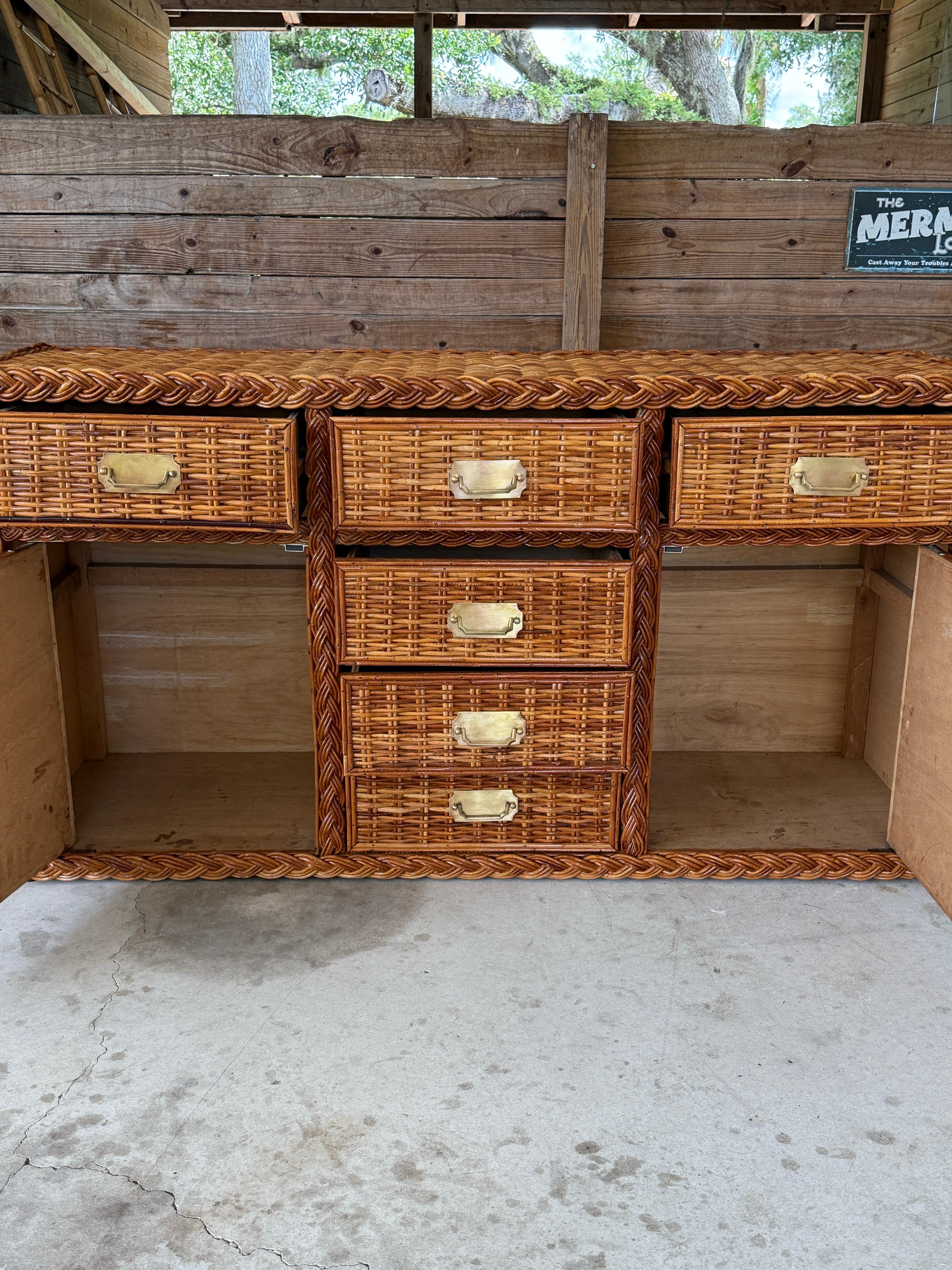 Vintage Organic Modern Restauré Grand Buffet en Rotin Tressé Avec Quincaillerie en Laiton en vente 1