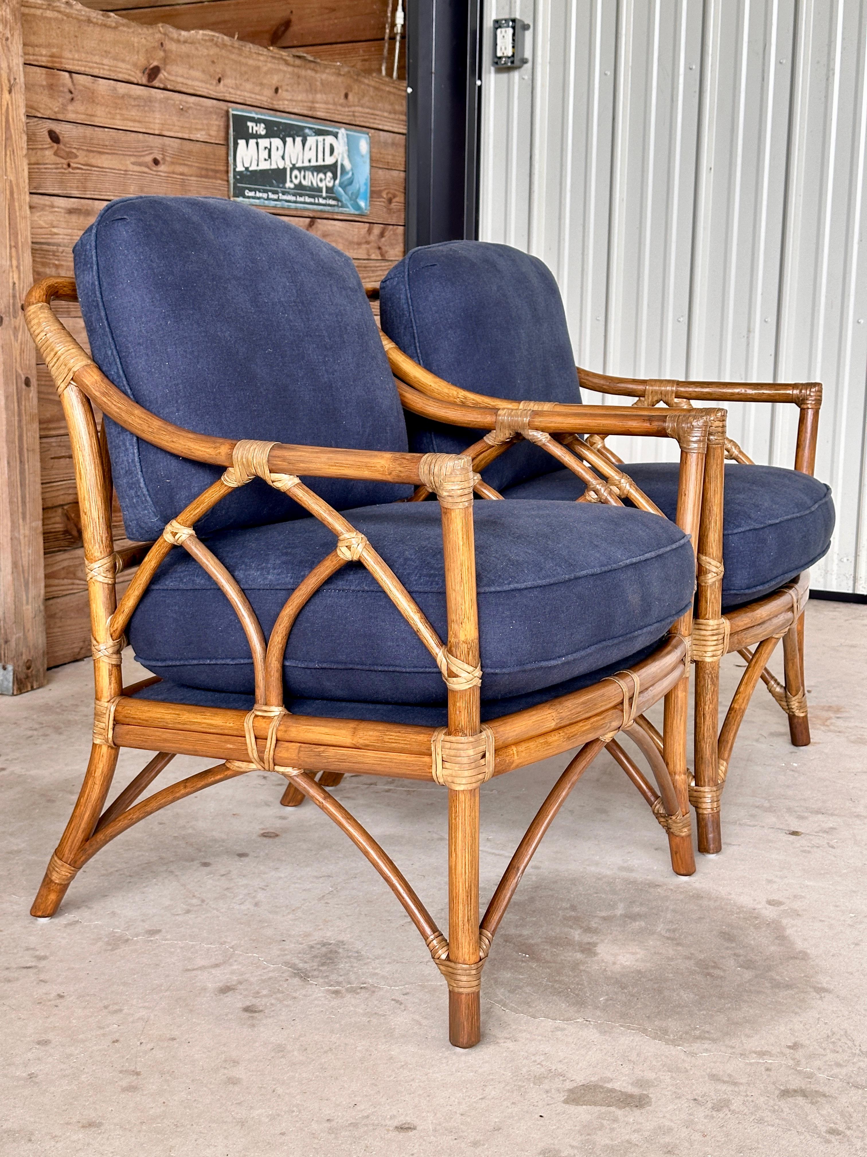 Questa coppia di sedie da salotto vintage restaurate emana l'eleganza organica e moderna per cui McGuire è conosciuta. Realizzate in robusto rattan naturale, le sedie sono caratterizzate da un grazioso schienale a cattedrale che enfatizza la