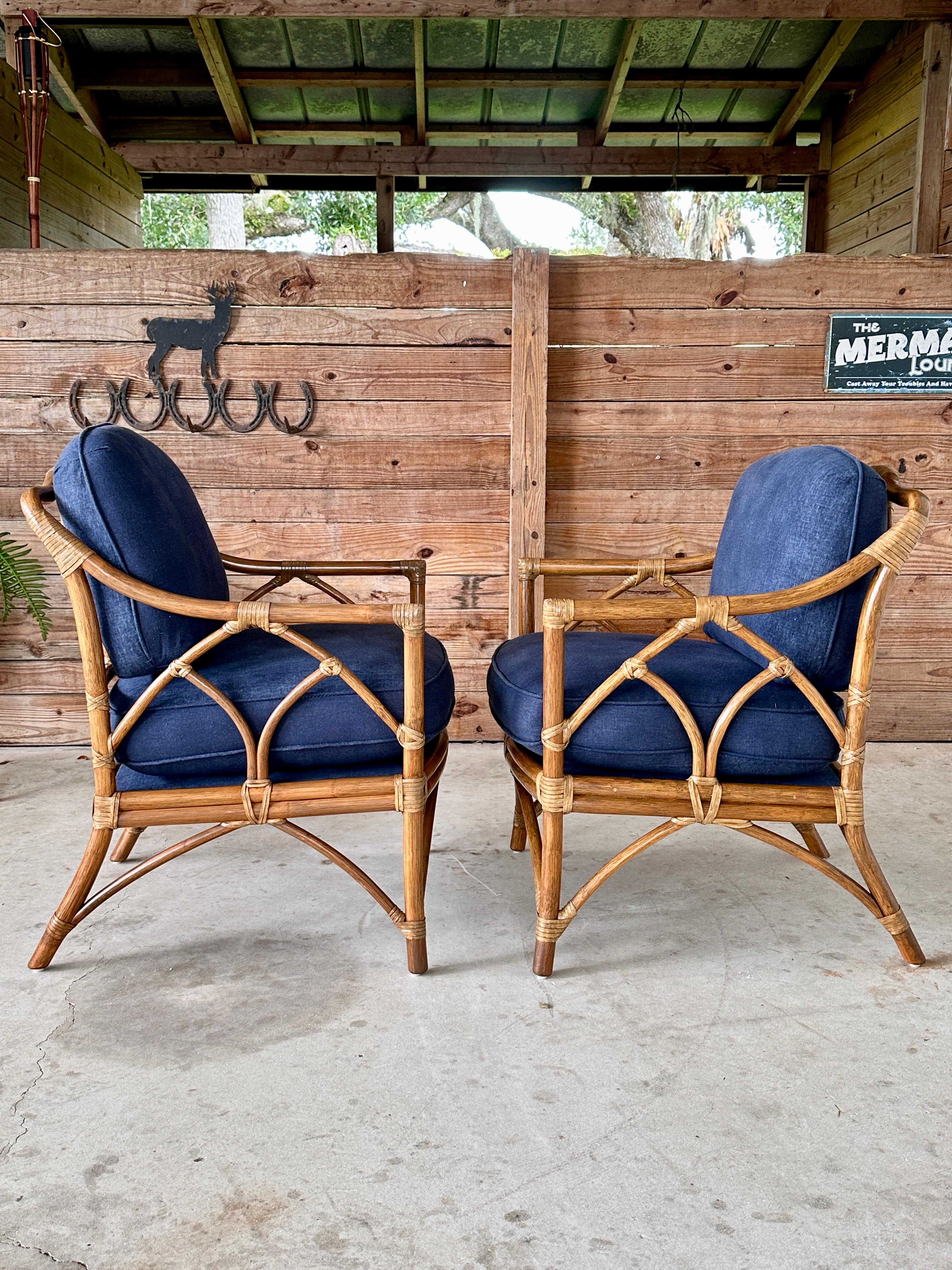 Organico moderno Vintage Organic Modern restaurato Rattan Cathedral Back Lounge Chair by McGuire 2 in vendita