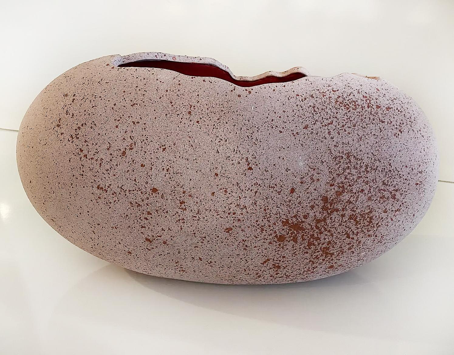 Vaso scultoreo organico post-moderno d'epoca in Studio Pottery, grande, firmato


In vendita c'è un grande vaso vintage degli anni '80 in ceramica organica moderna o postmoderna realizzato a mano. Il vaso ha una forma organica e naturale ed è