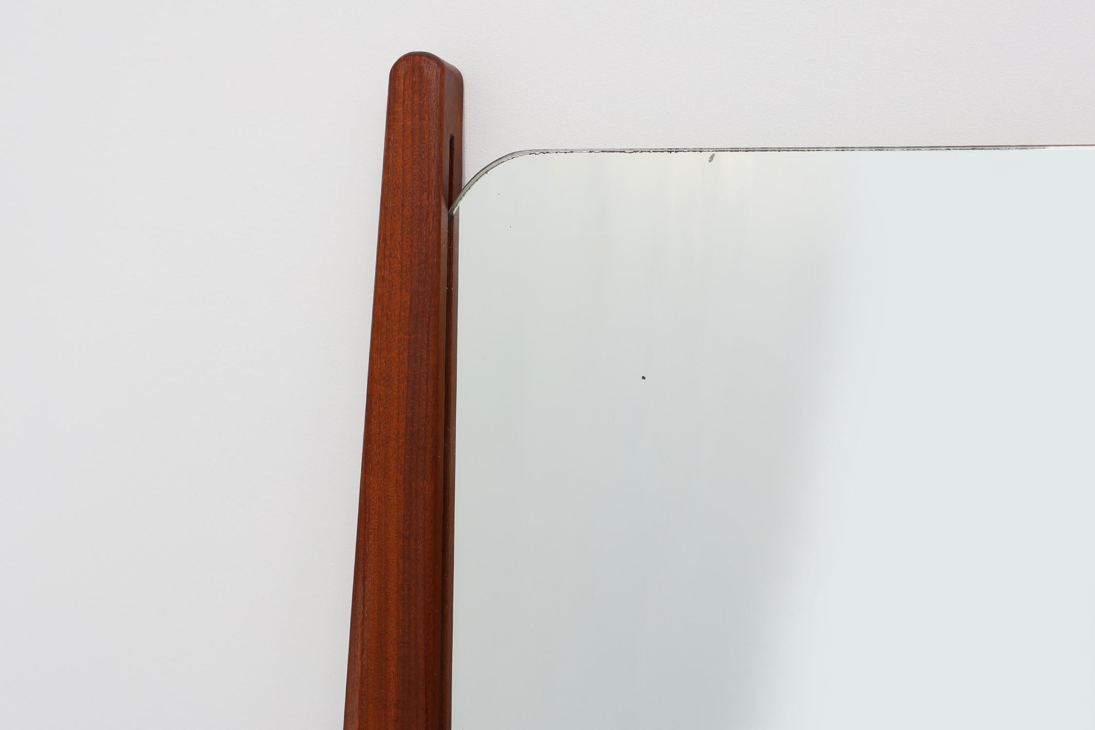 Scandinavo / 1960 / specchio / teak / metà secolo / Vintage

Specchio in legno massiccio di teak scandinavo dal design minimalista. Progettato negli anni '60. La struttura ha un fondo ellittico che crea una silhouette raffinata e organica. La lastra
