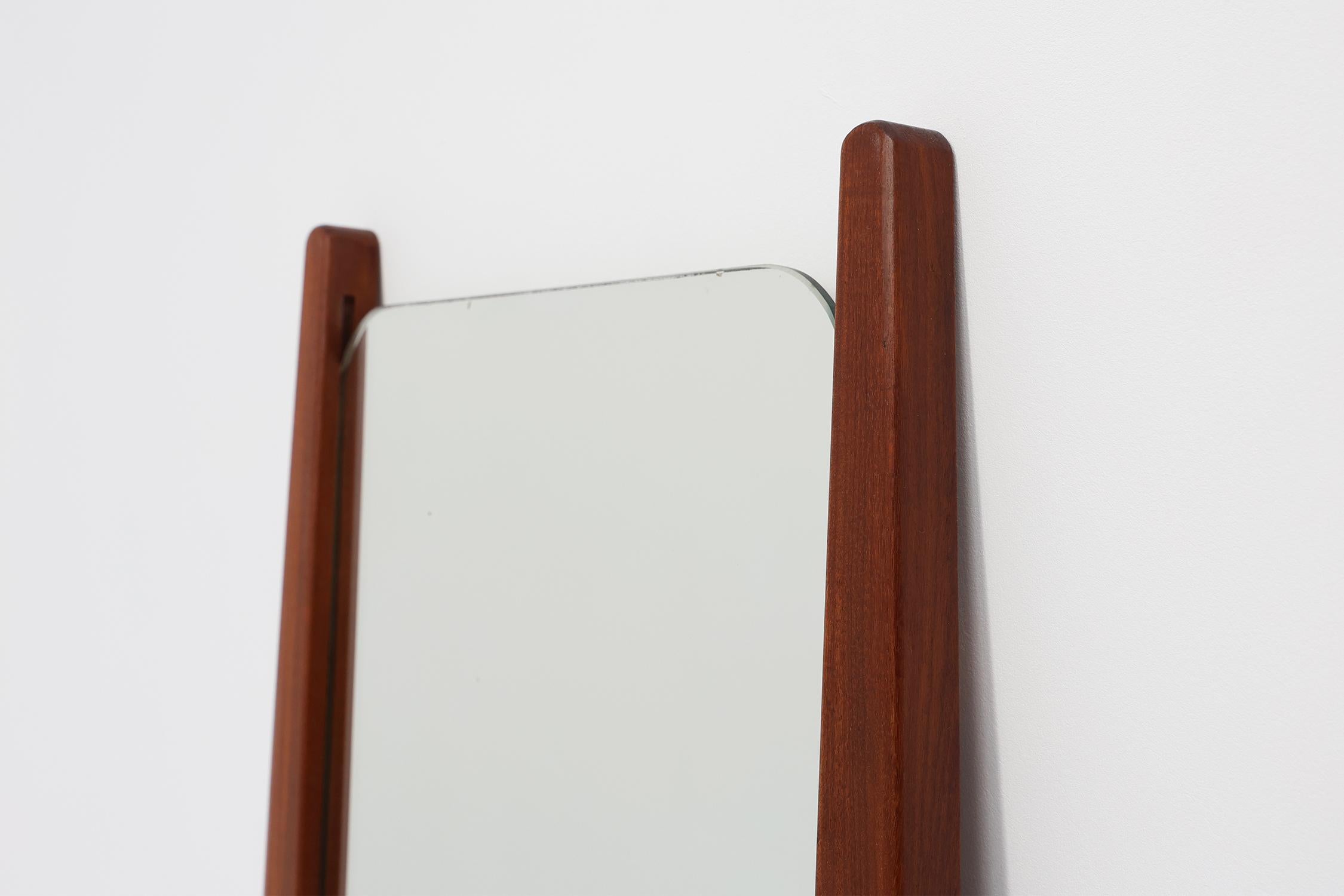 Scandinavo moderno Specchio da parete organico scandinavo 1960 in legno massiccio di teak in vendita