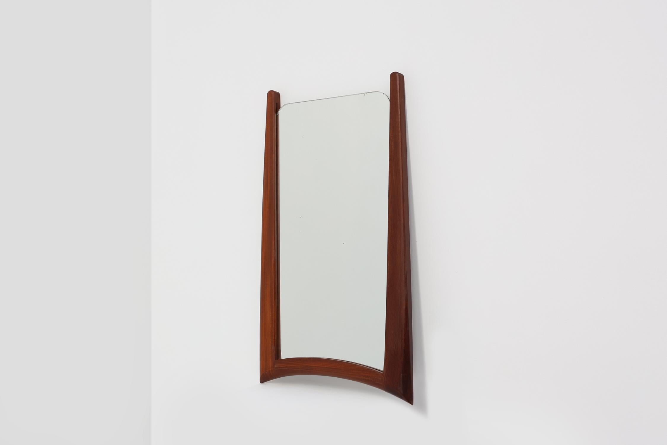 Specchio da parete organico scandinavo 1960 in legno massiccio di teak In condizioni buone in vendita a Meulebeke, BE
