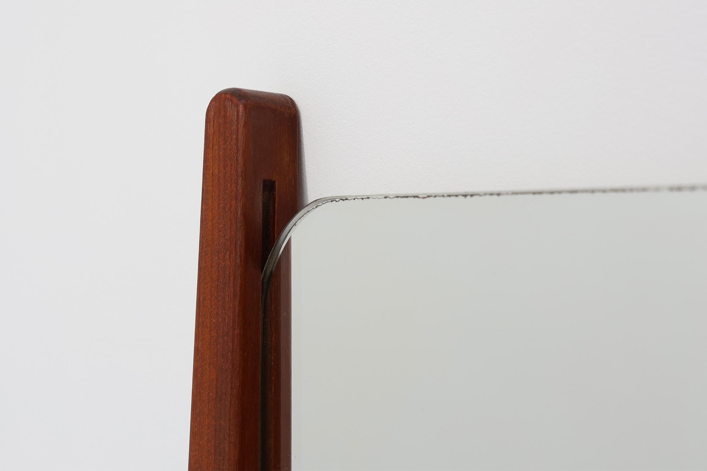 Metà XX secolo Specchio da parete organico scandinavo 1960 in legno massiccio di teak in vendita