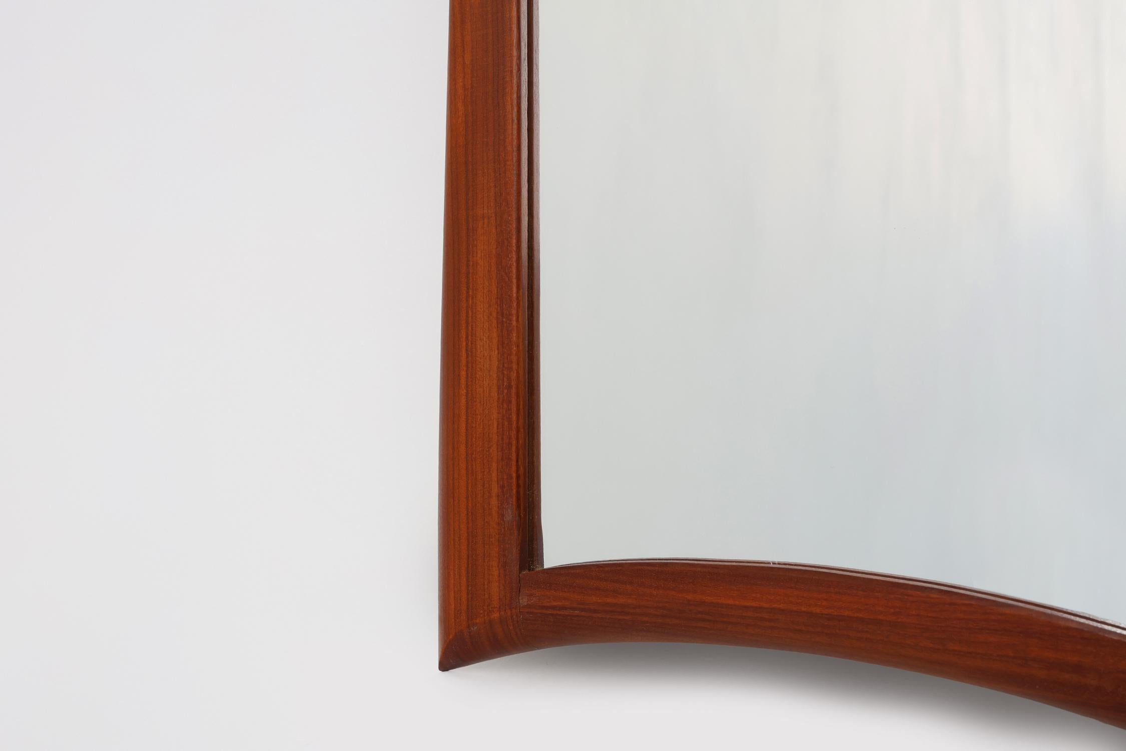 Specchio da parete organico scandinavo 1960 in legno massiccio di teak in vendita 1