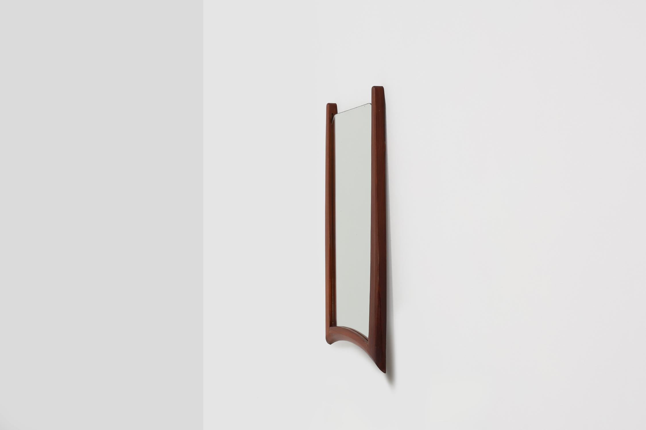 Specchio da parete organico scandinavo 1960 in legno massiccio di teak in vendita 2