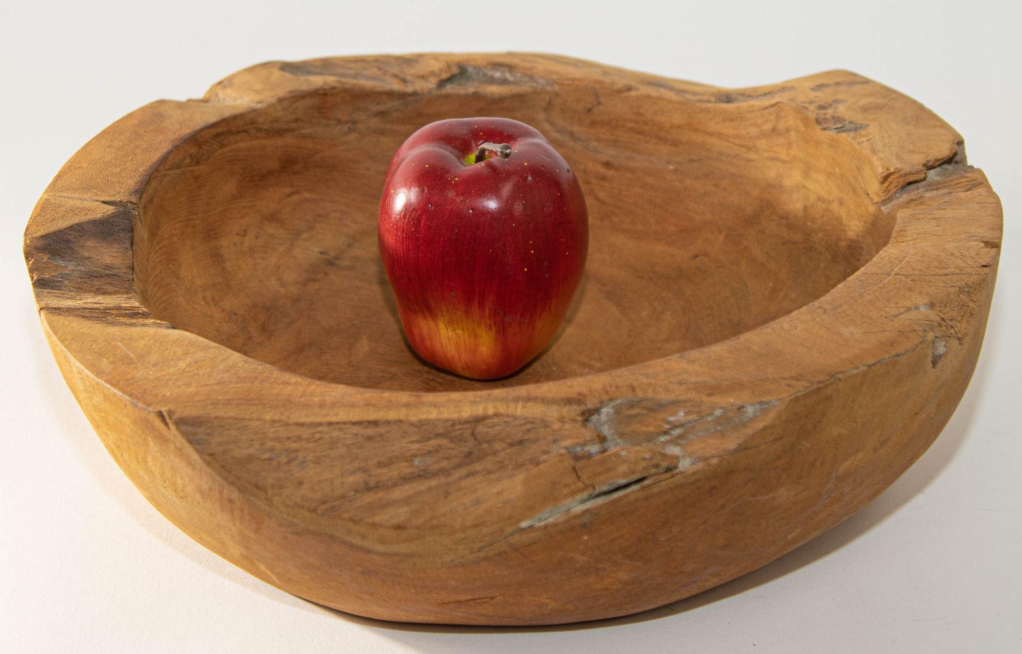 Vintage Organic Wood Root Bowl Natural Free Form Live Edge Sculptural Teak Bowl.
Bol sculptural en bois organique naturel à bord vif et à forme libre.
Coupe à fruits en bois de teck biologique sculptée à la main.
Bol décoratif en bois de racine
