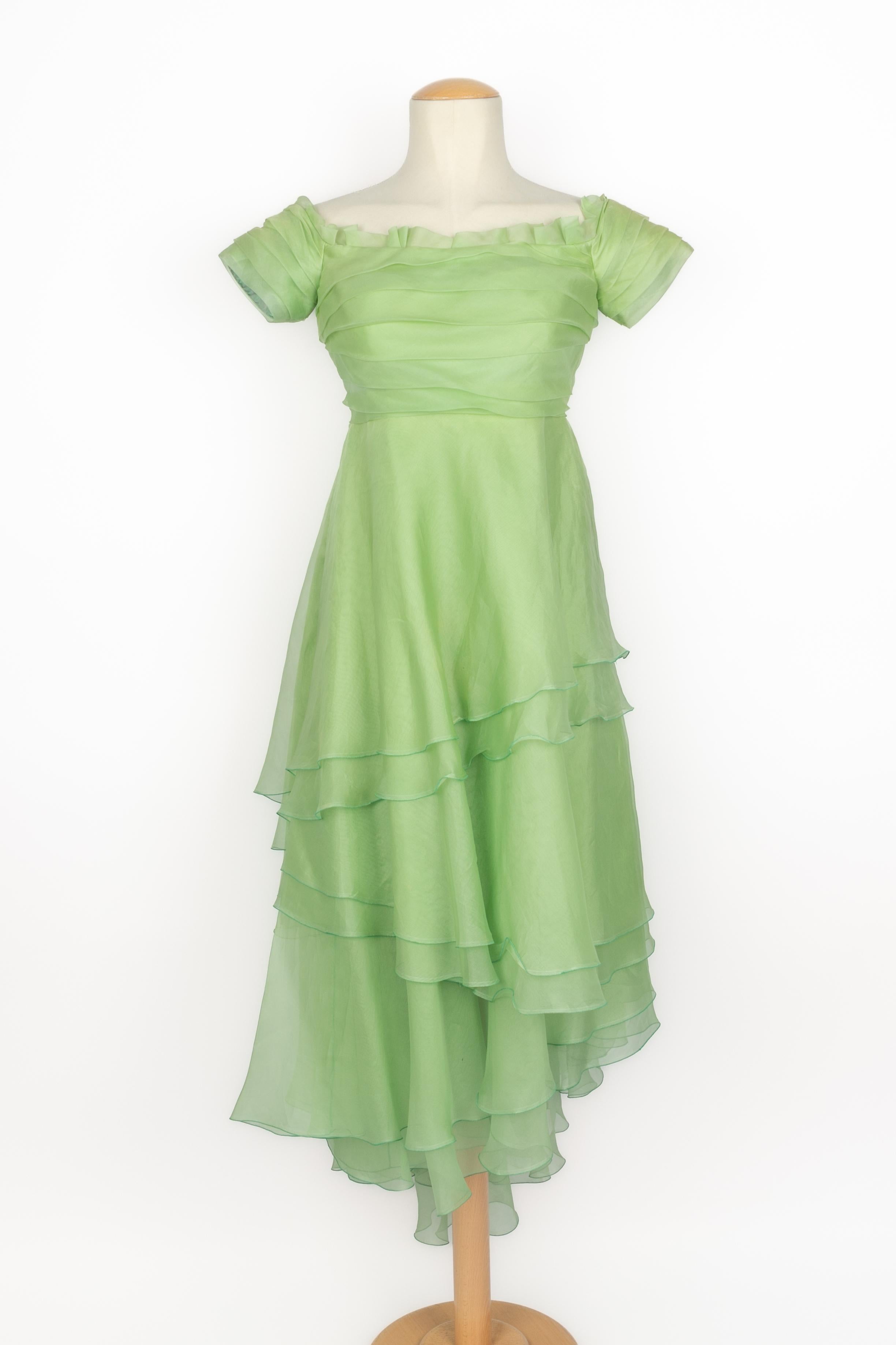 INCONNUE - Longue robe en organza de soie verte. Poitrine décorée de plis et jupe à volants. Taille 42FR indiquée.

Condit :
Bon état

Dimensions :
Poitrine : 43 cm - Taille : 35 cm - Longueur des manches : 13 cm - Longueur : 122 cm

SKU:VR544