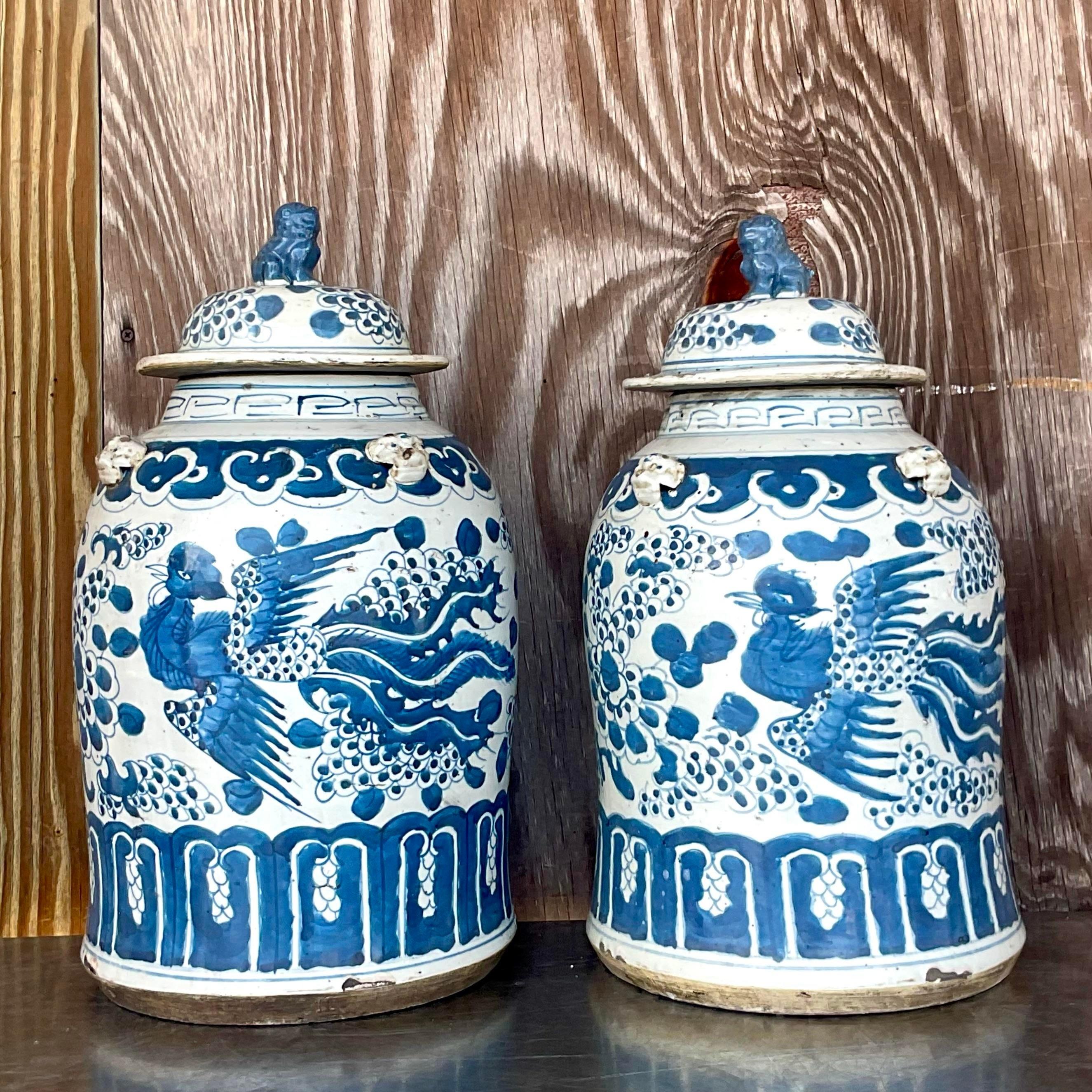 Orientalische blau-weiße Vintage-Urnen im Vintage-Stil – ein Paar im Zustand „Gut“ in west palm beach, FL