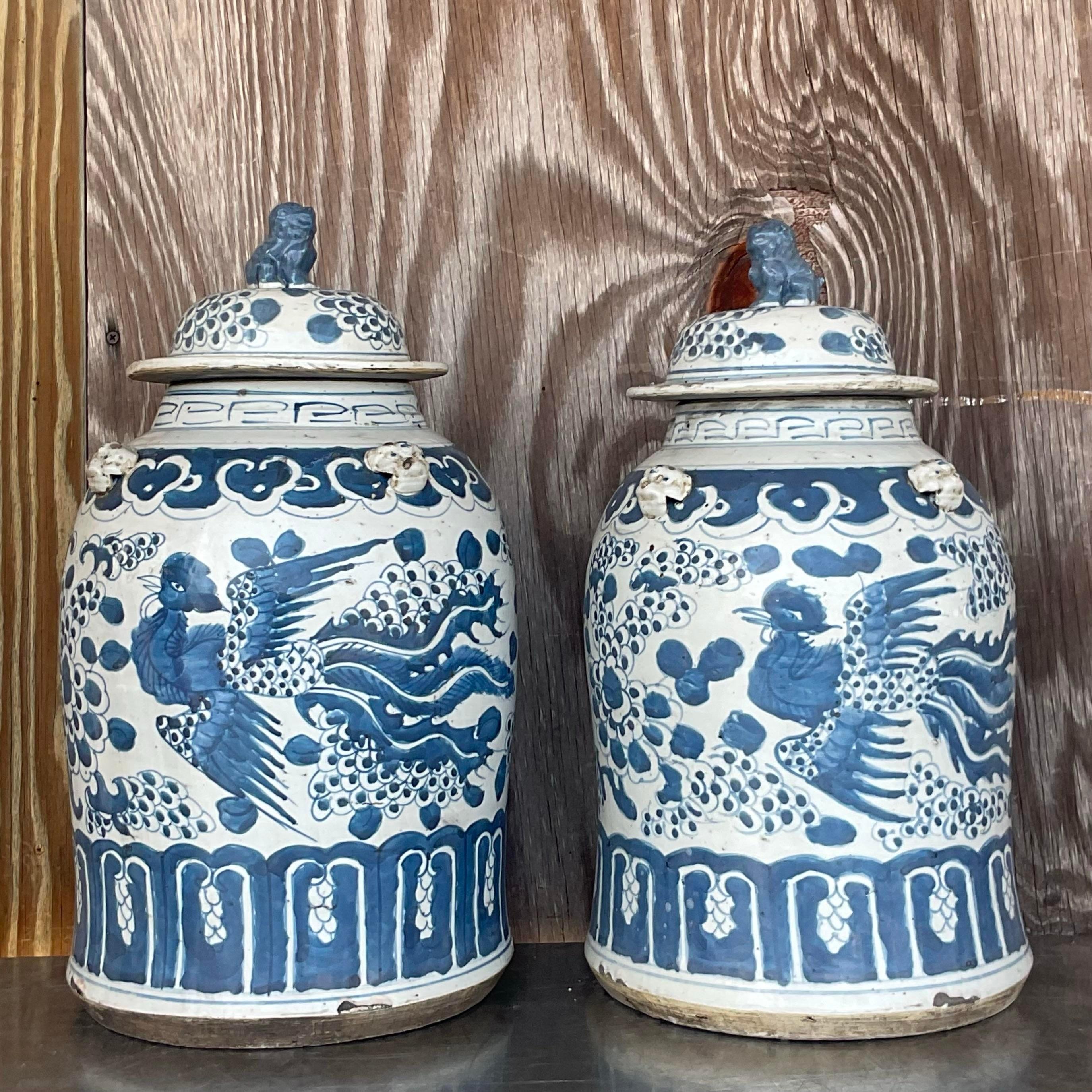 Orientalische blau-weiße Vintage-Urnen im Vintage-Stil – ein Paar (20. Jahrhundert)