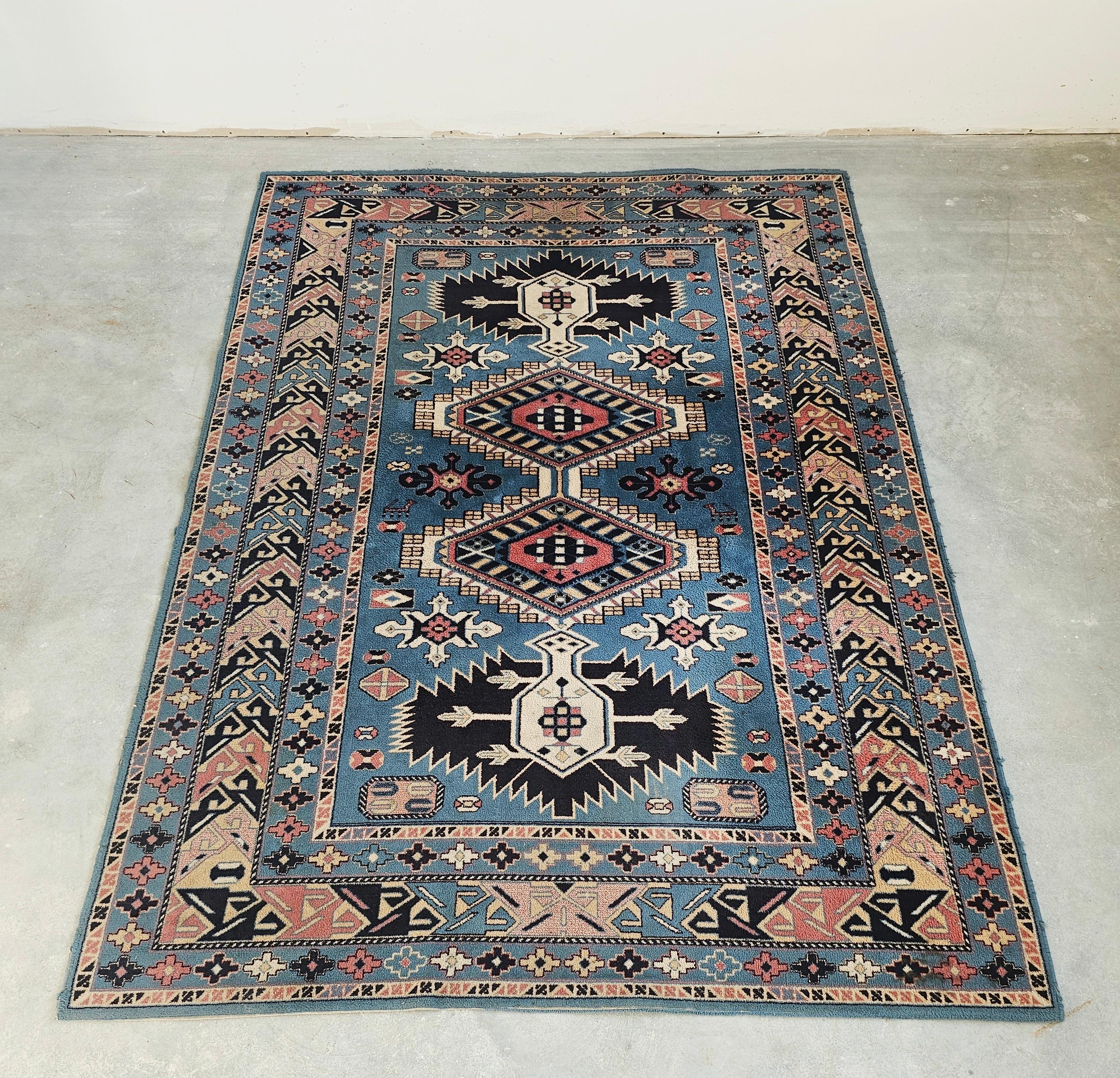In dieser Auflistung finden Sie einen schönen Vintage Kazak Teppich, mit atemberaubenden geometrischen Mustern auf hellblauem Grund. Der Teppich besteht aus 100% Wolle. Hergestellt in Kasachstan in den 1970er Jahren.

In sehr gutem Vintage-Zustand.