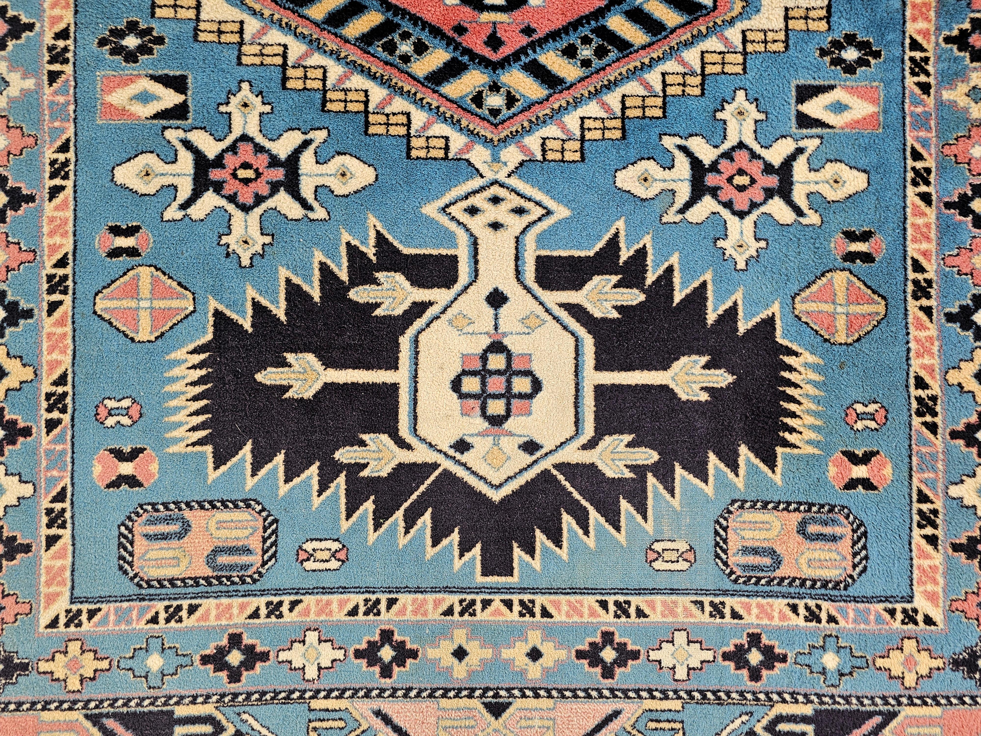 Orientalischer blauer Kazak-Teppich im Vintage-Stil mit geometrischem Muster in Babyblau, 100 % Wolle (Stammeskunst) im Angebot